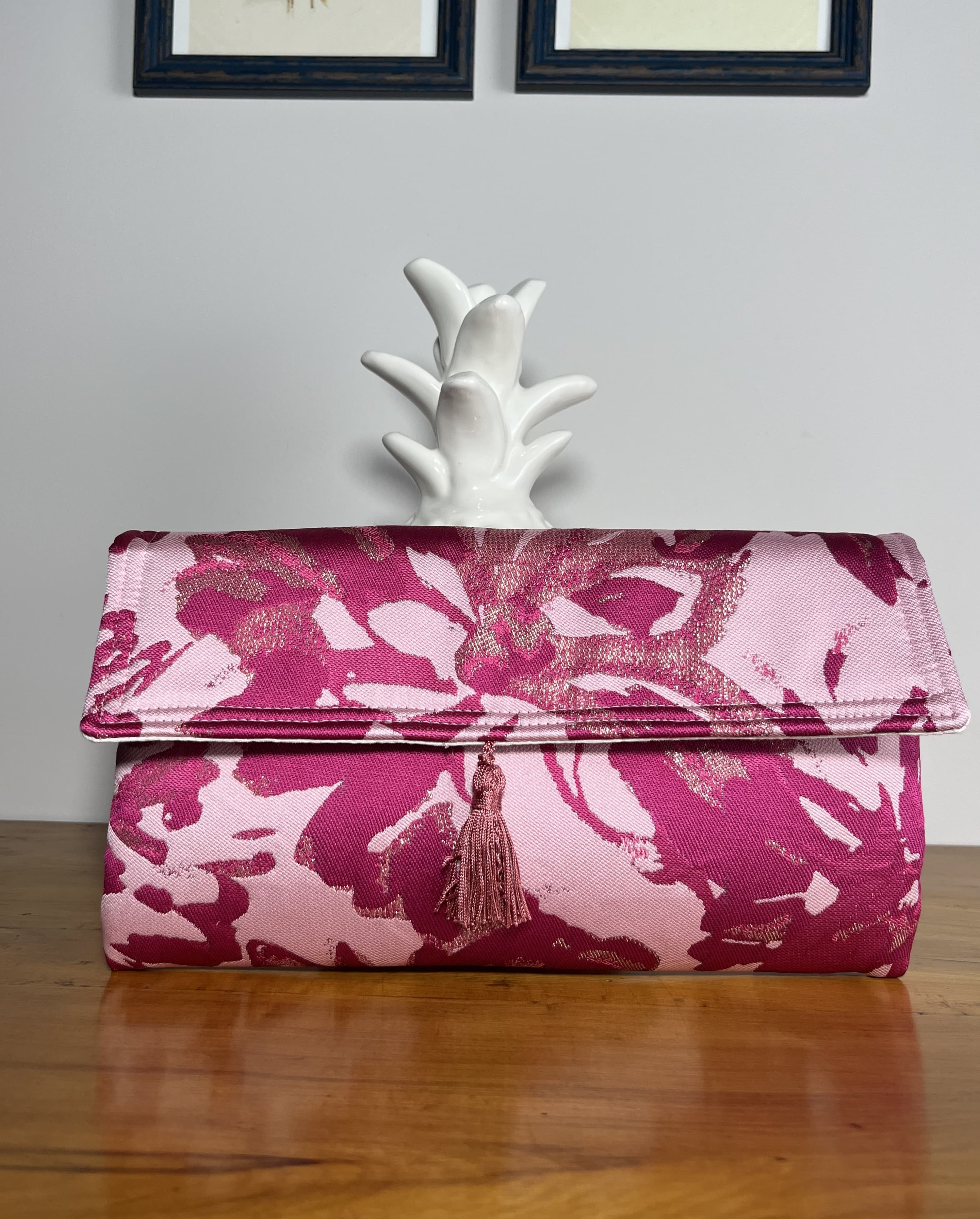 Petalo — cartera rosa y dorado artesanal de Lucía Lacunza · vista 2
