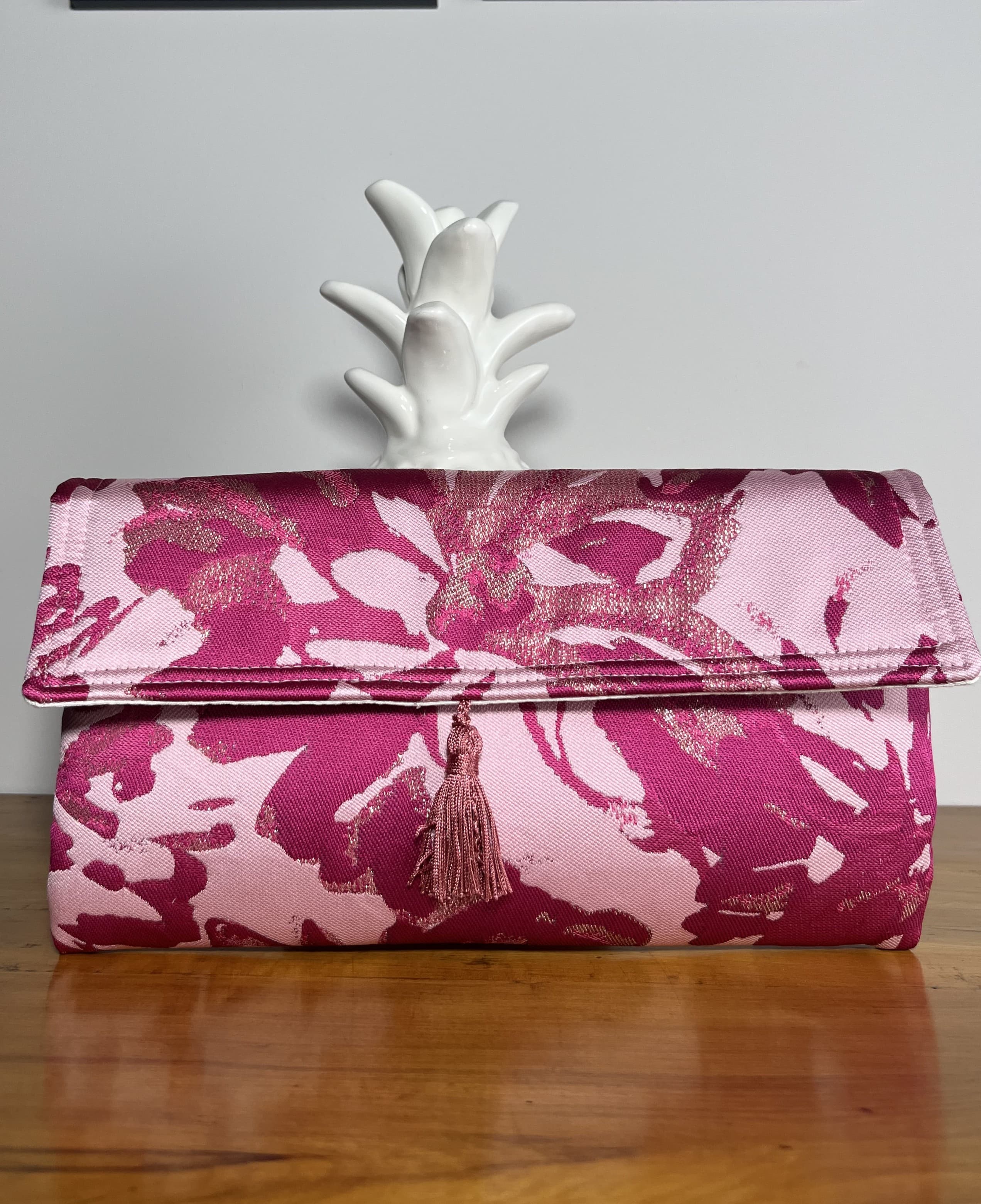 Petalo — cartera rosa y dorado artesanal de Lucía Lacunza · vista 3