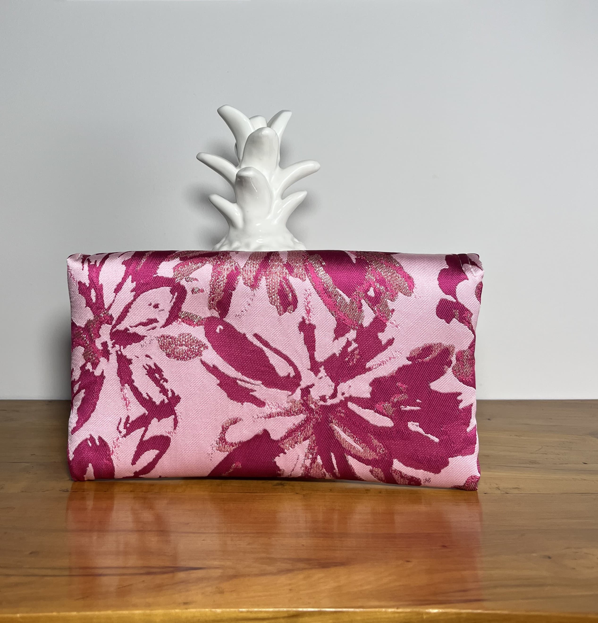 Petalo — cartera rosa y dorado artesanal de Lucía Lacunza · vista 4