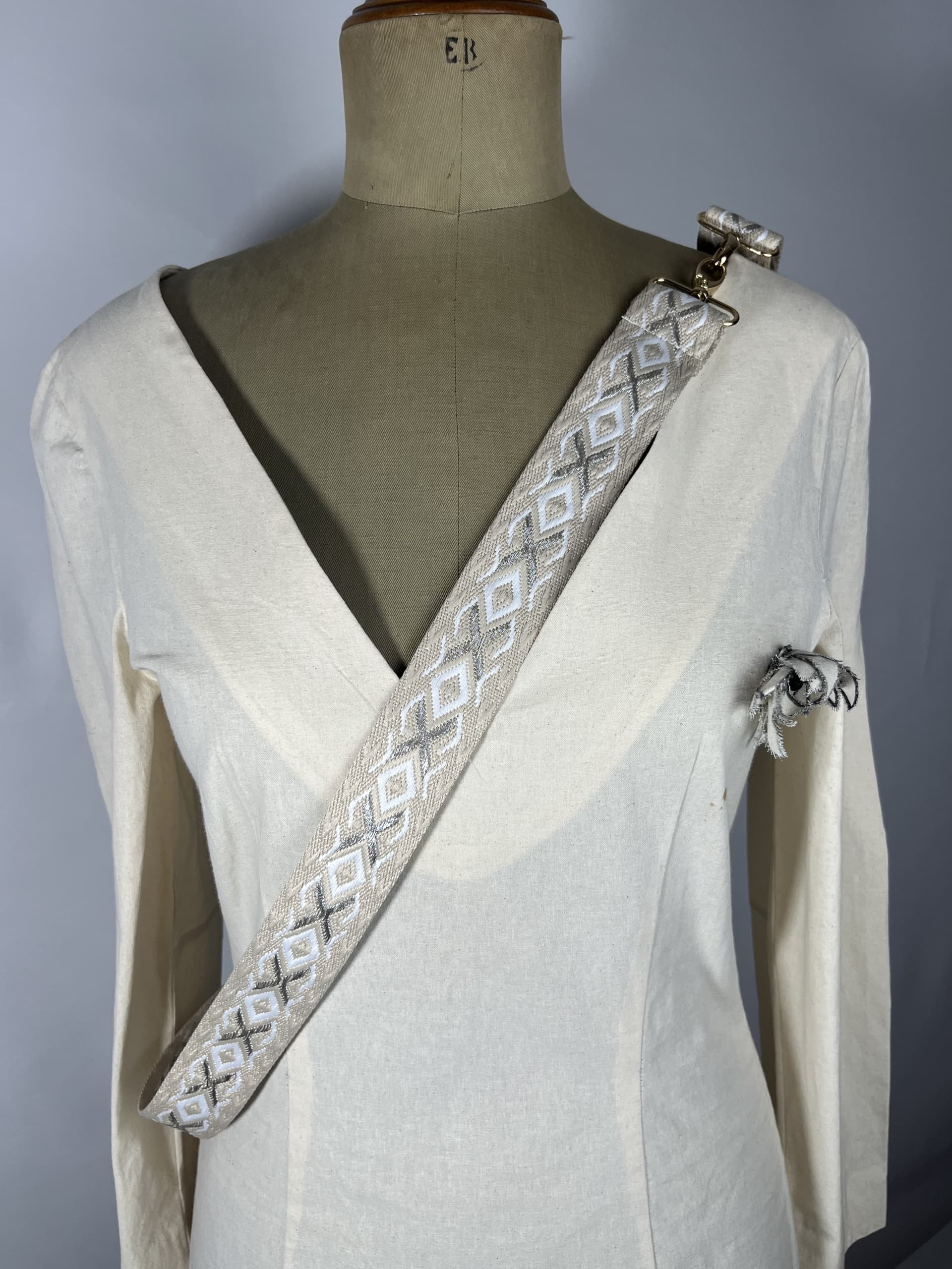 Nacar — accesorio plata y blanco y beige artesanal de Lucía Lacunza