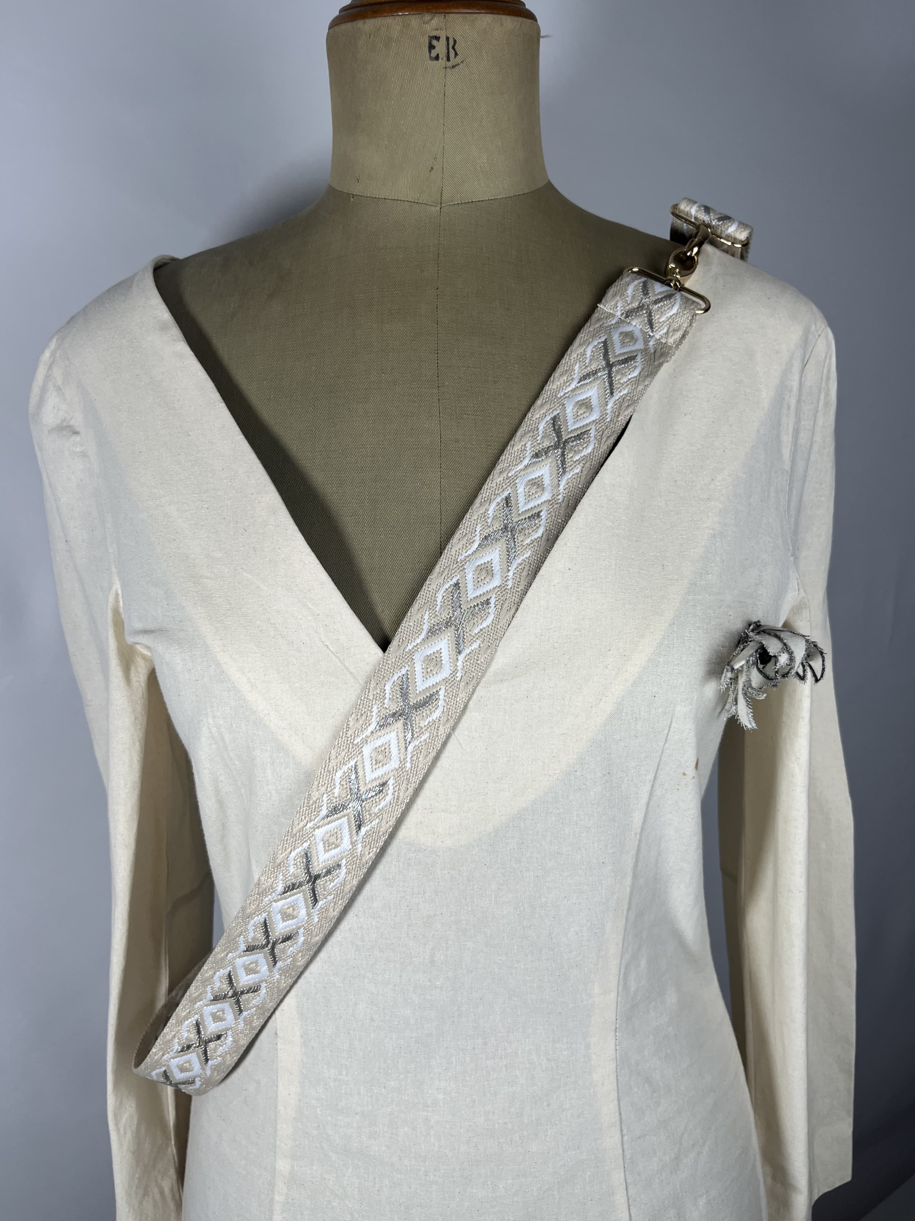 Nacar — accesorio plata y blanco y beige artesanal de Lucía Lacunza