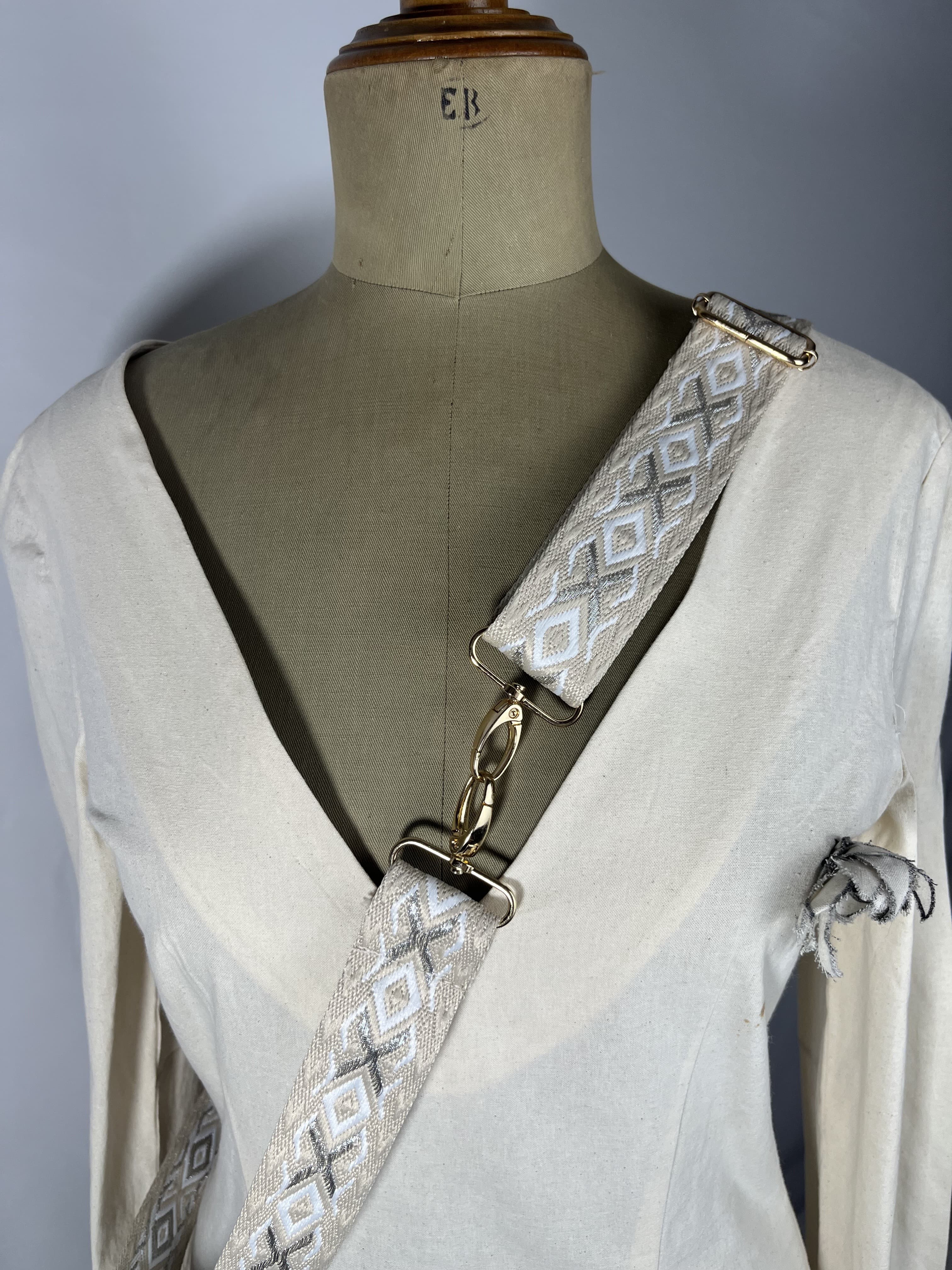 Nacar — accesorio plata y blanco y beige artesanal de Lucía Lacunza · vista 2