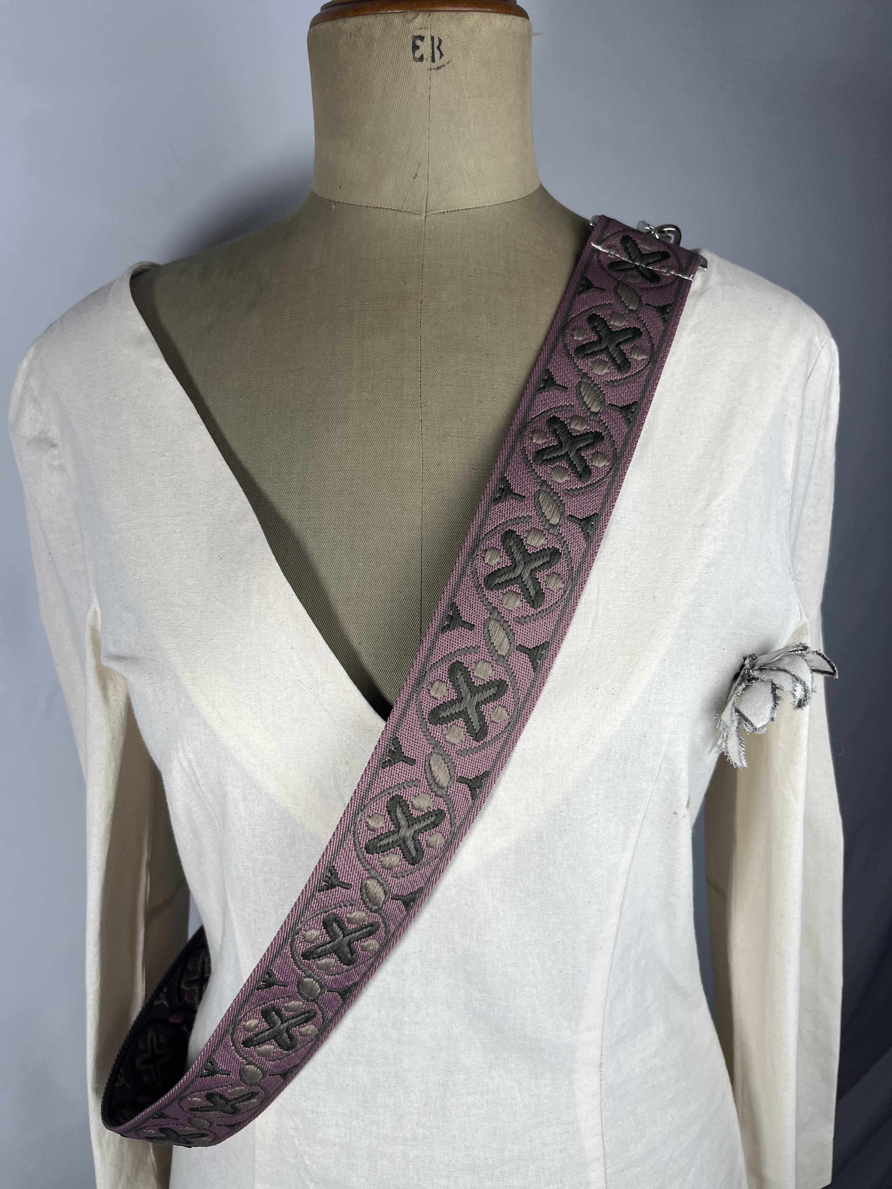 Lavanda — accesorio rosa grisaceo y verde y negro artesanal de Lucía Lacunza