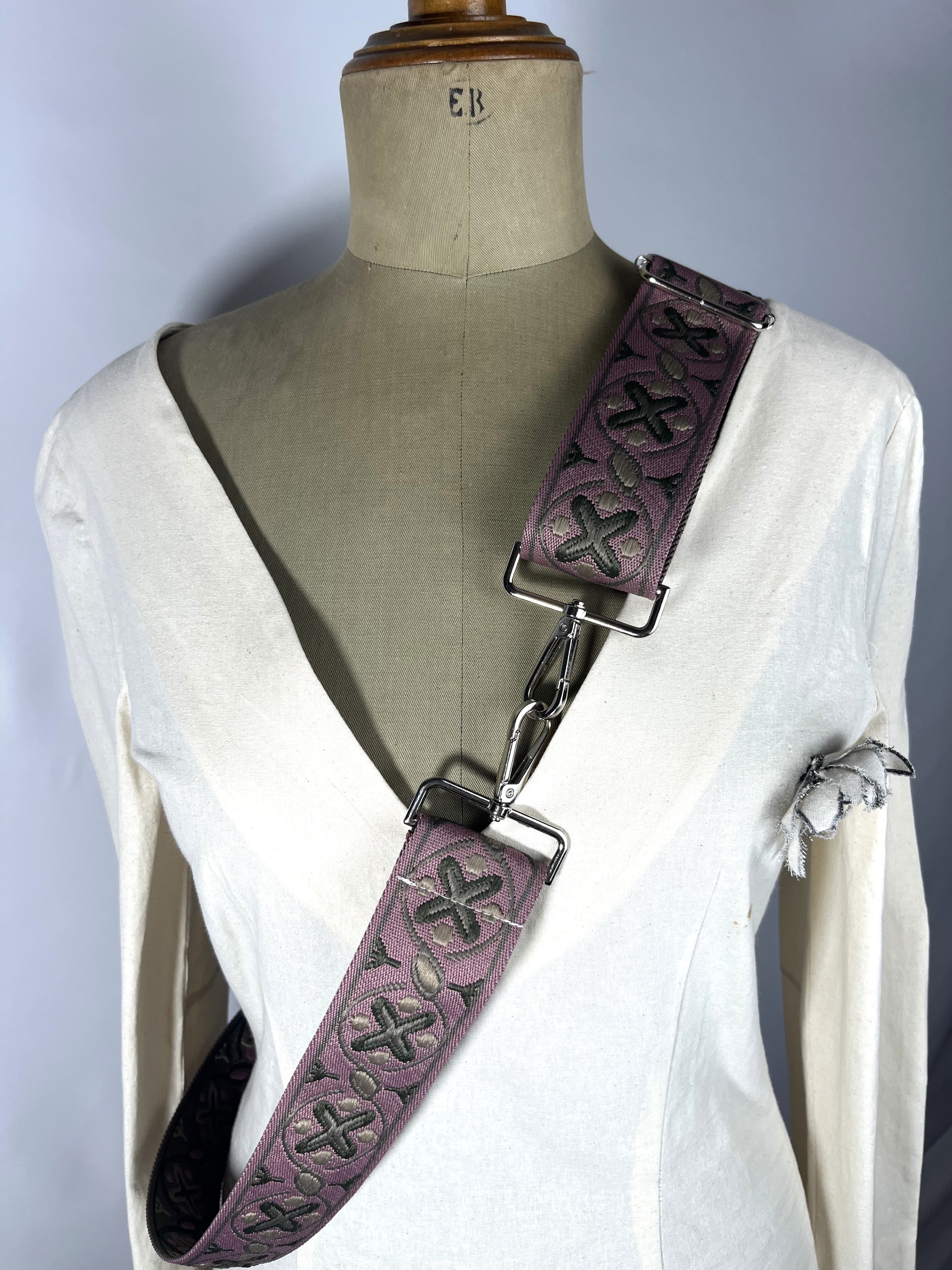 Lavanda — accesorio rosa grisaceo y verde y negro artesanal de Lucía Lacunza · vista 2