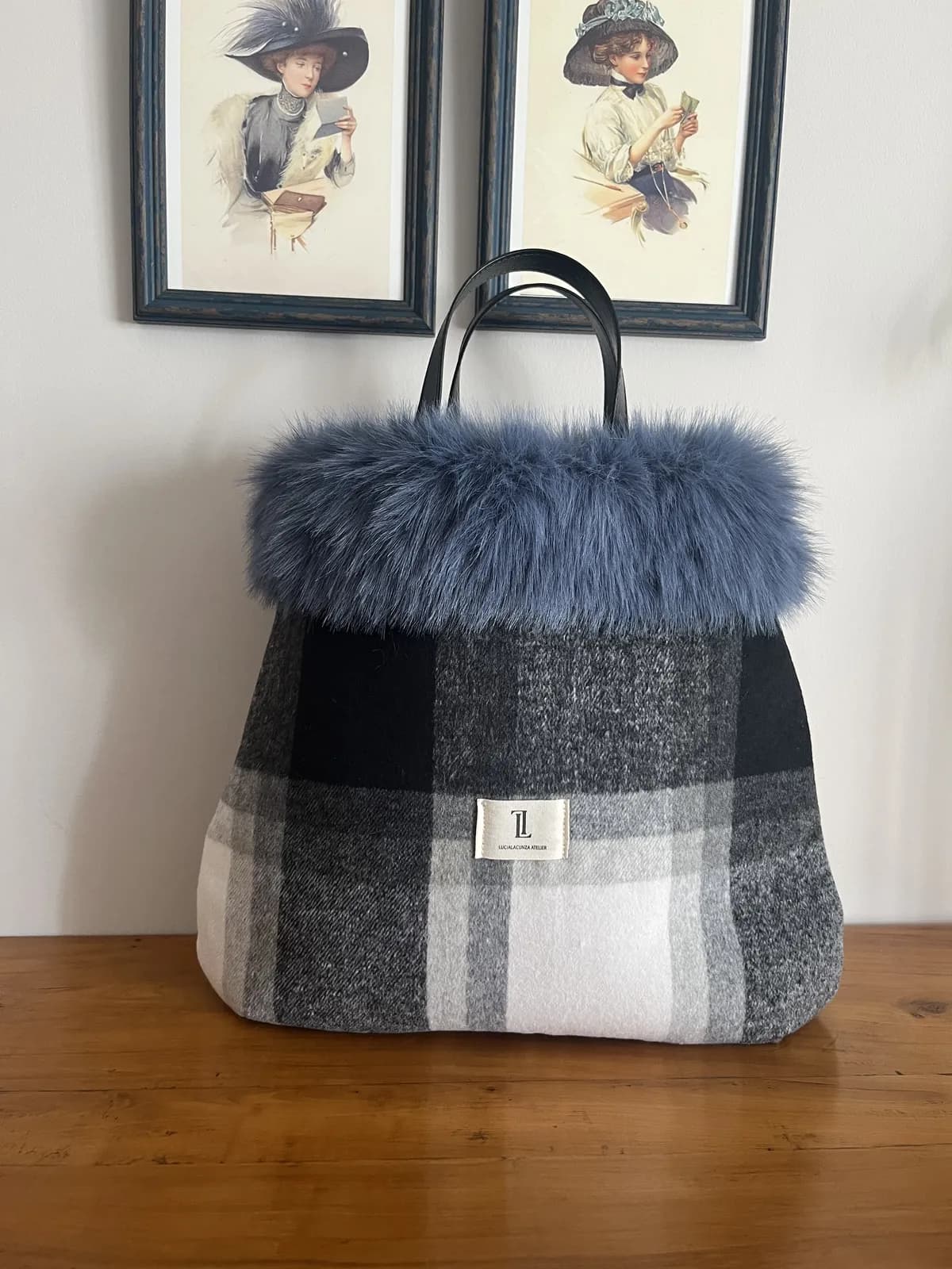 Lady Grey — bolso gris y negro y blanco y azul artesanal de Lucía Lacunza