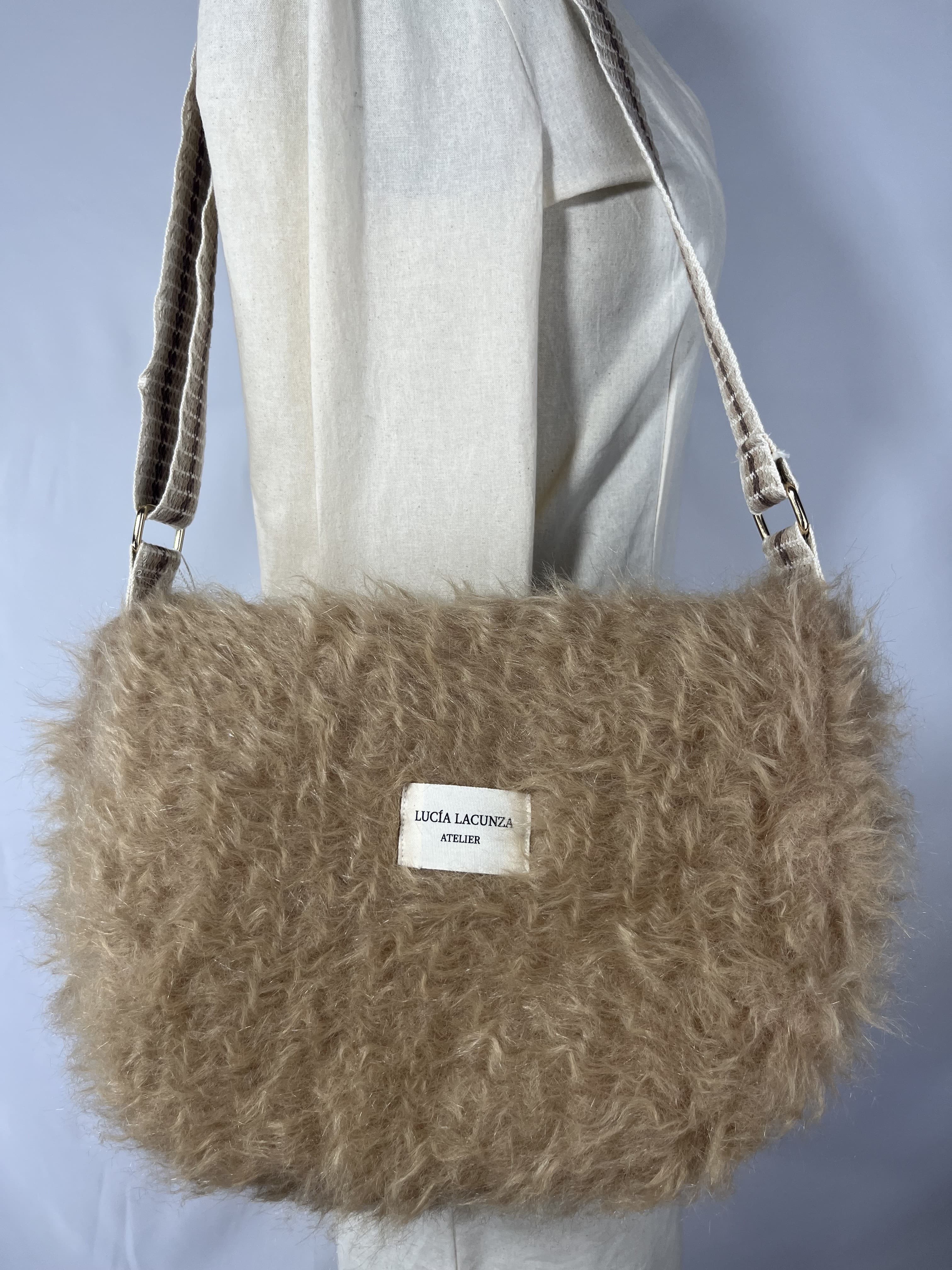 Nube Taupe — bolso marrón artesanal de Lucía Lacunza · vista 3