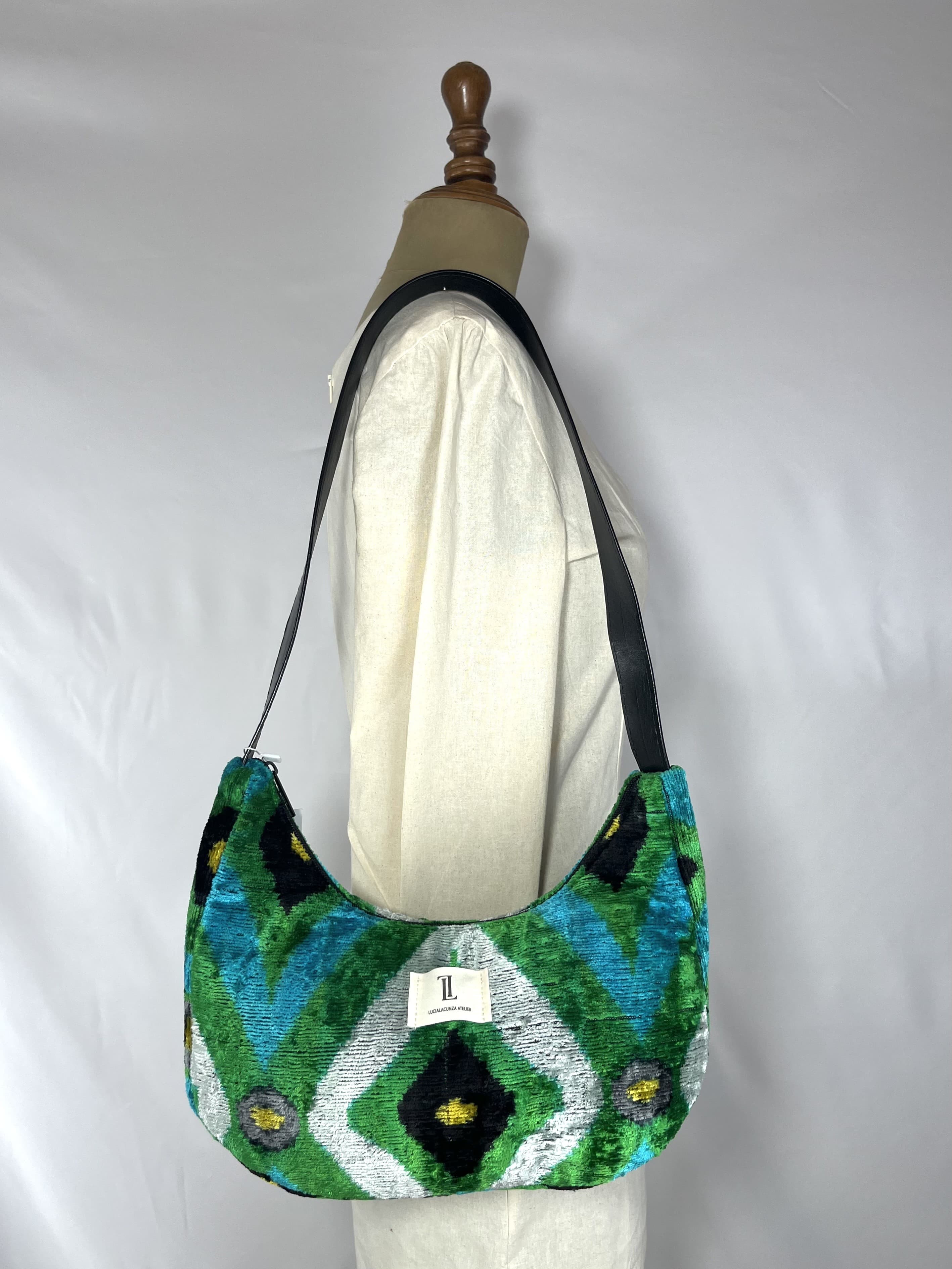 Esmeralda — bolso verde y blanco y azul y amarillo y negro artesanal de Lucía Lacunza