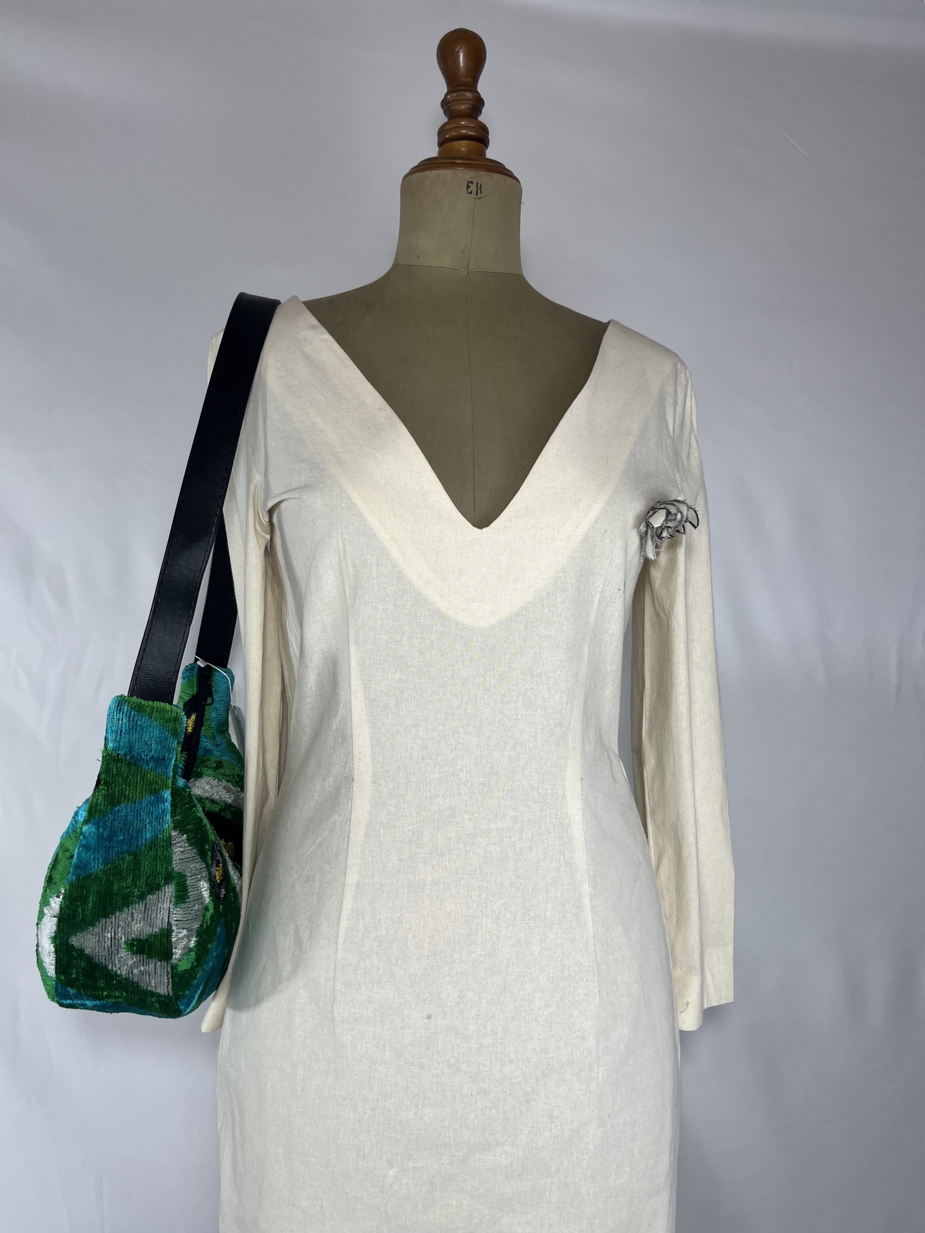 Esmeralda — bolso verde y blanco y azul y amarillo y negro artesanal de Lucía Lacunza · vista 2
