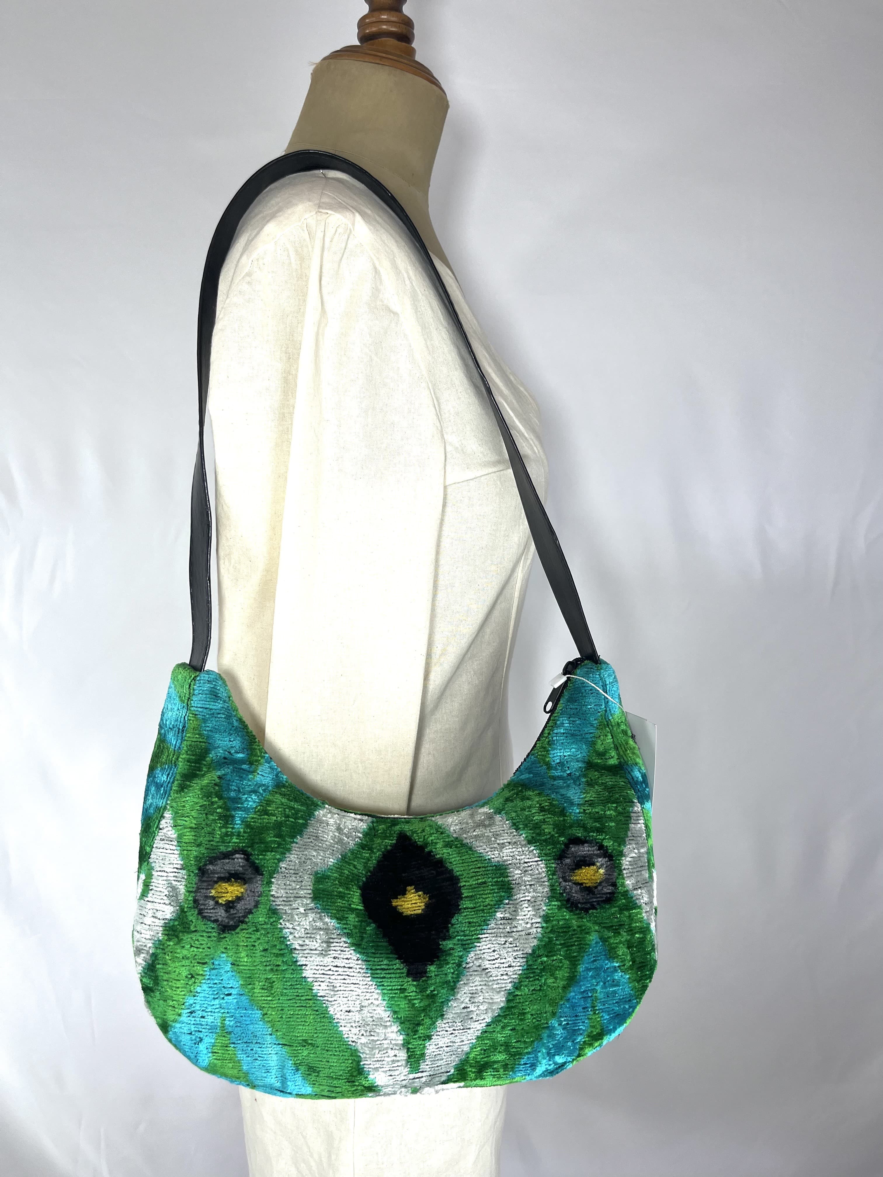 Esmeralda — bolso verde y blanco y azul y amarillo y negro artesanal de Lucía Lacunza · vista 3