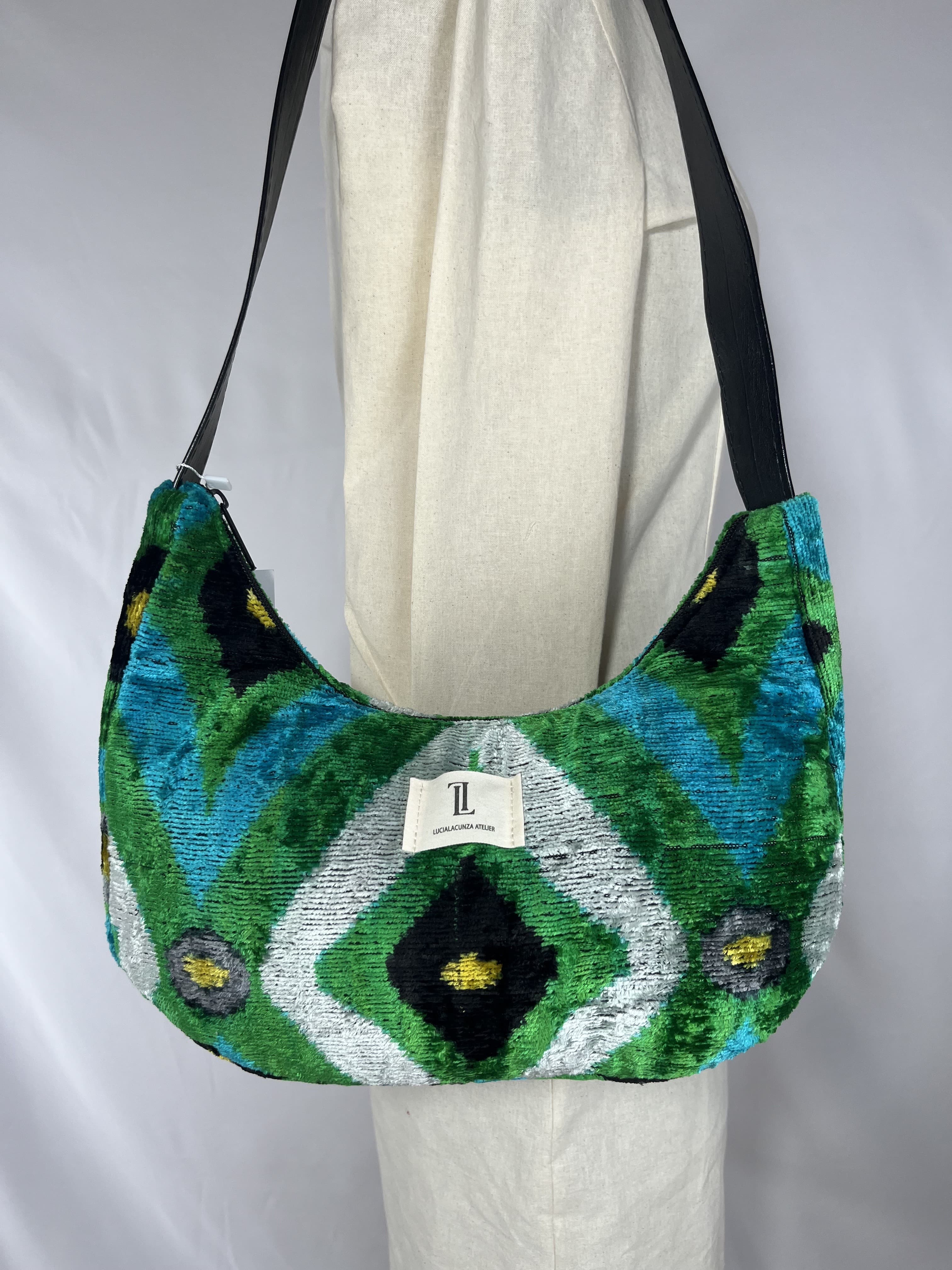 Esmeralda — bolso verde y blanco y azul y amarillo y negro artesanal de Lucía Lacunza · vista 4