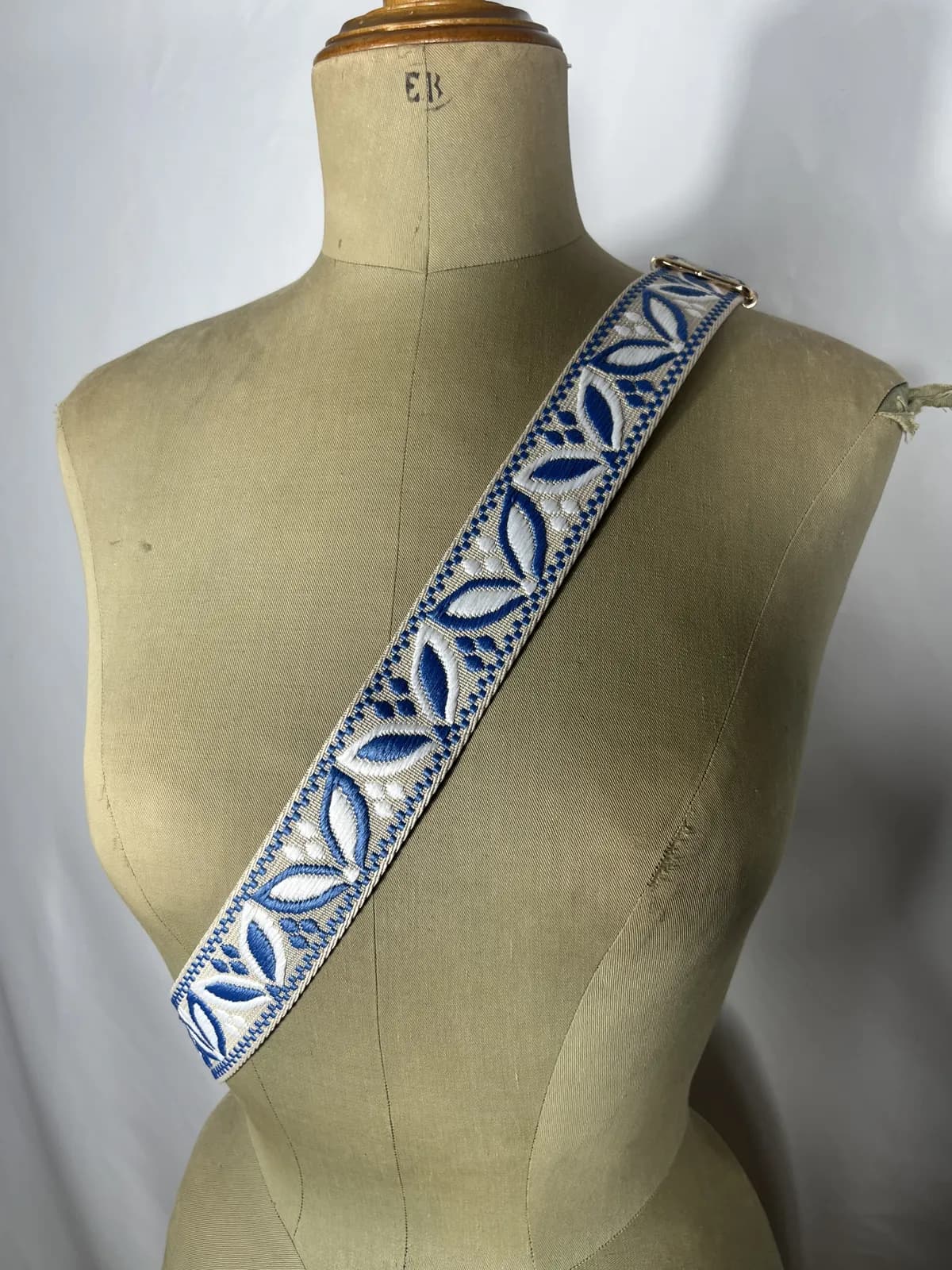 Petunia — accesorio azul y beige y blanco artesanal de Lucía Lacunza