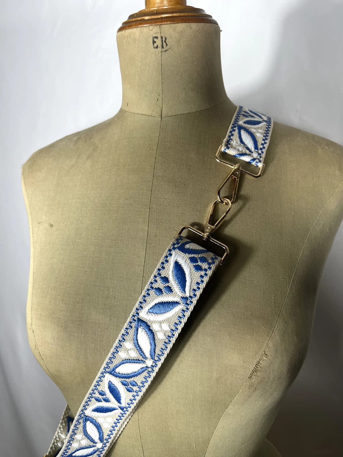 Petunia — accesorio azul y beige y blanco artesanal de Lucía Lacunza · vista 2