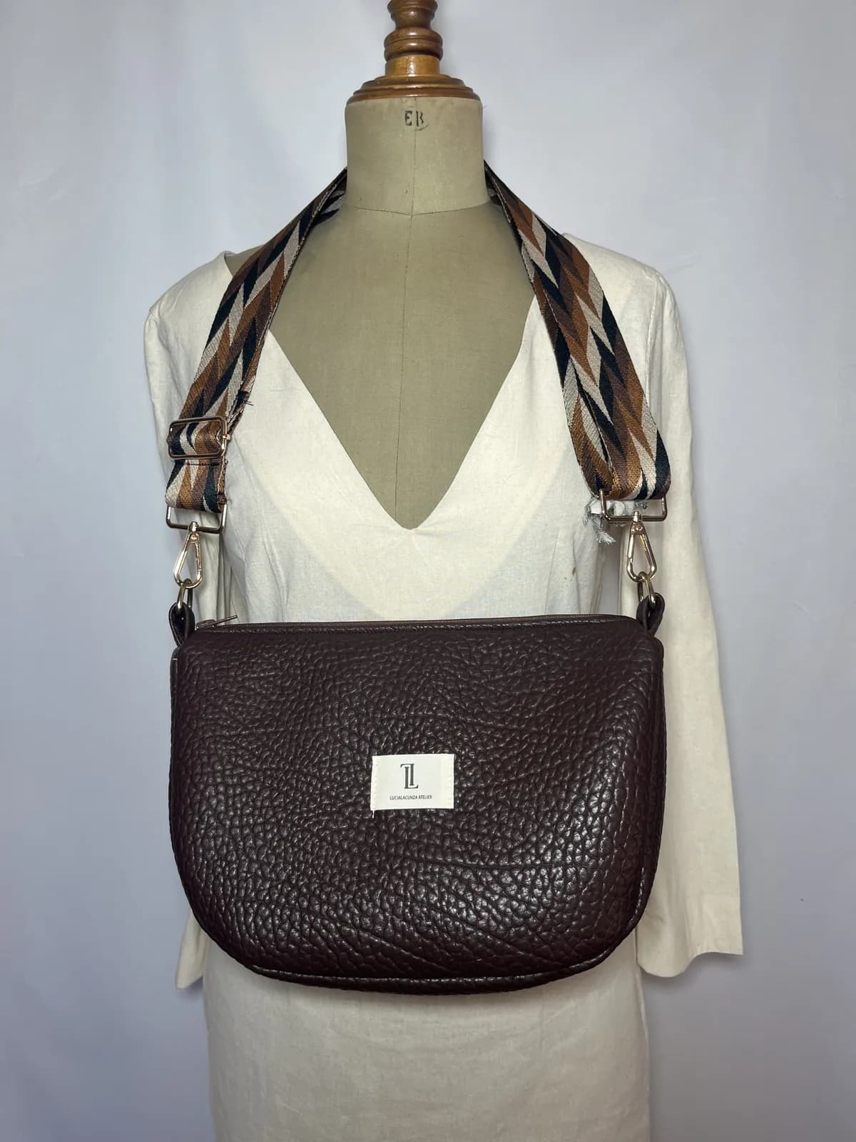Vela — bolso marron y negro y dorado y cobre artesanal de Lucía Lacunza