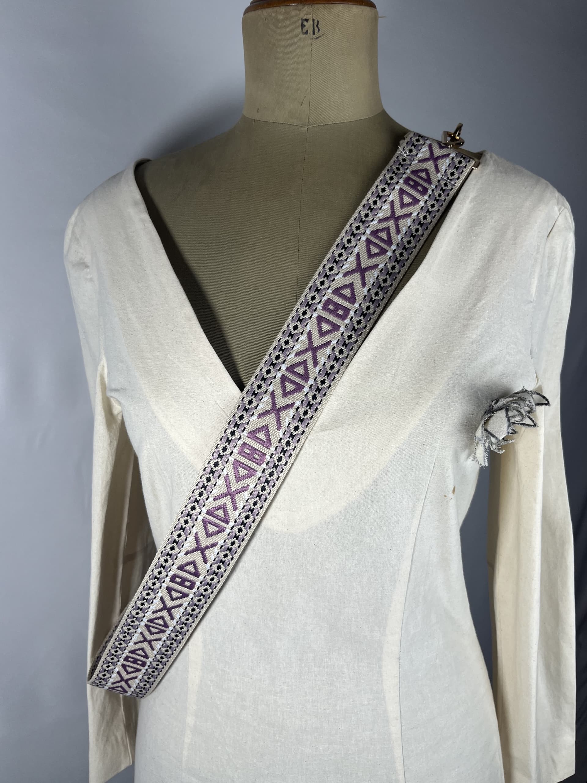 Senda — accesorio negro y blanco y lila y beige artesanal de Lucía Lacunza