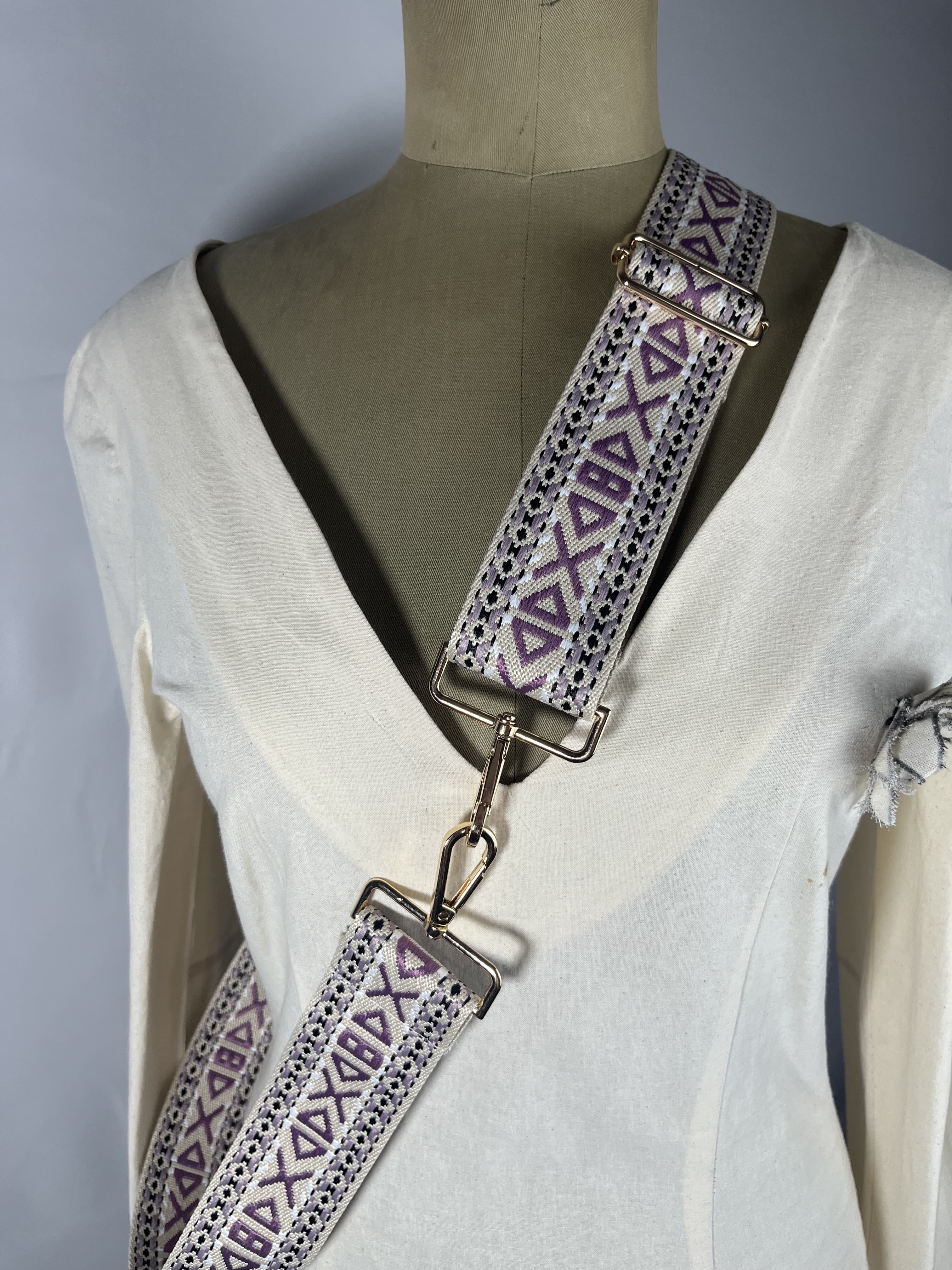 Senda — accesorio negro y blanco y lila y beige artesanal de Lucía Lacunza · vista 2