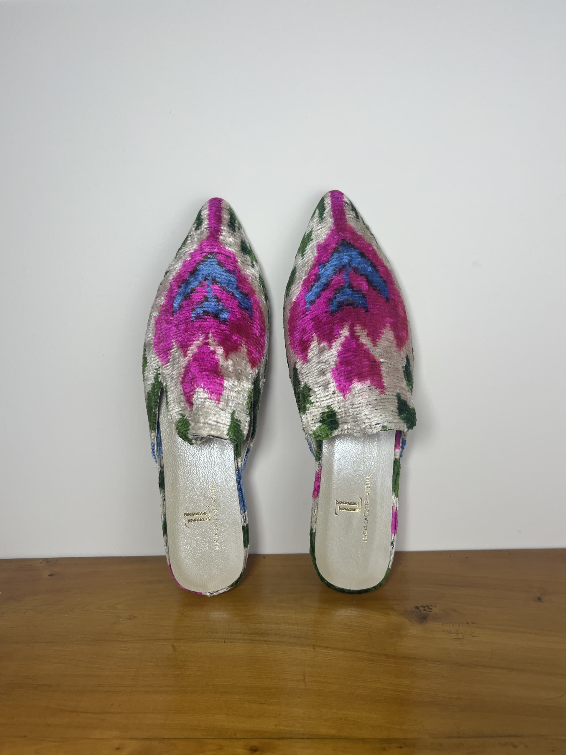 Esencia — mules verde y gris claro y rosa y azul artesanal de Lucía Lacunza
