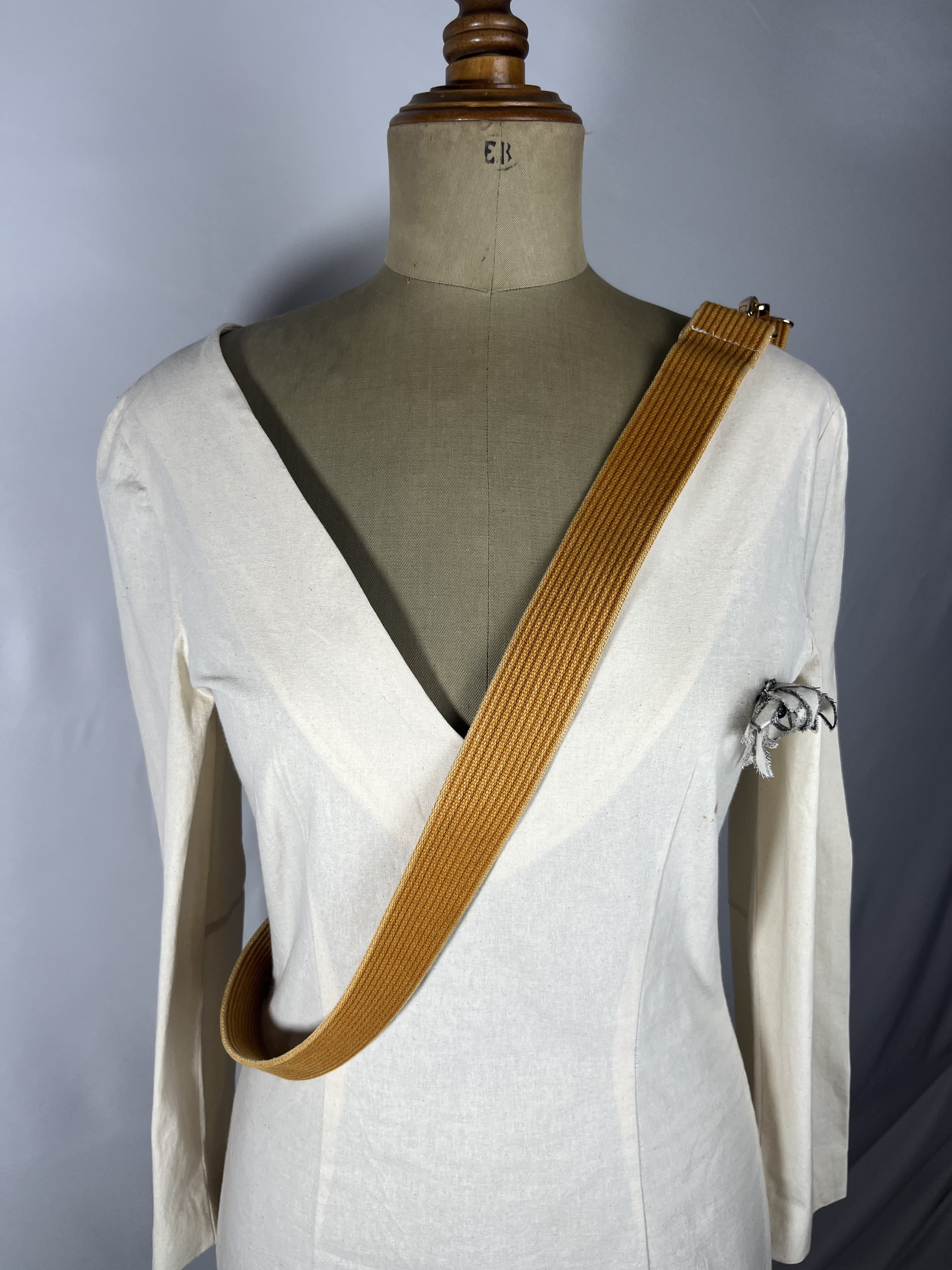Caramelo — accesorio mostaza artesanal de Lucía Lacunza