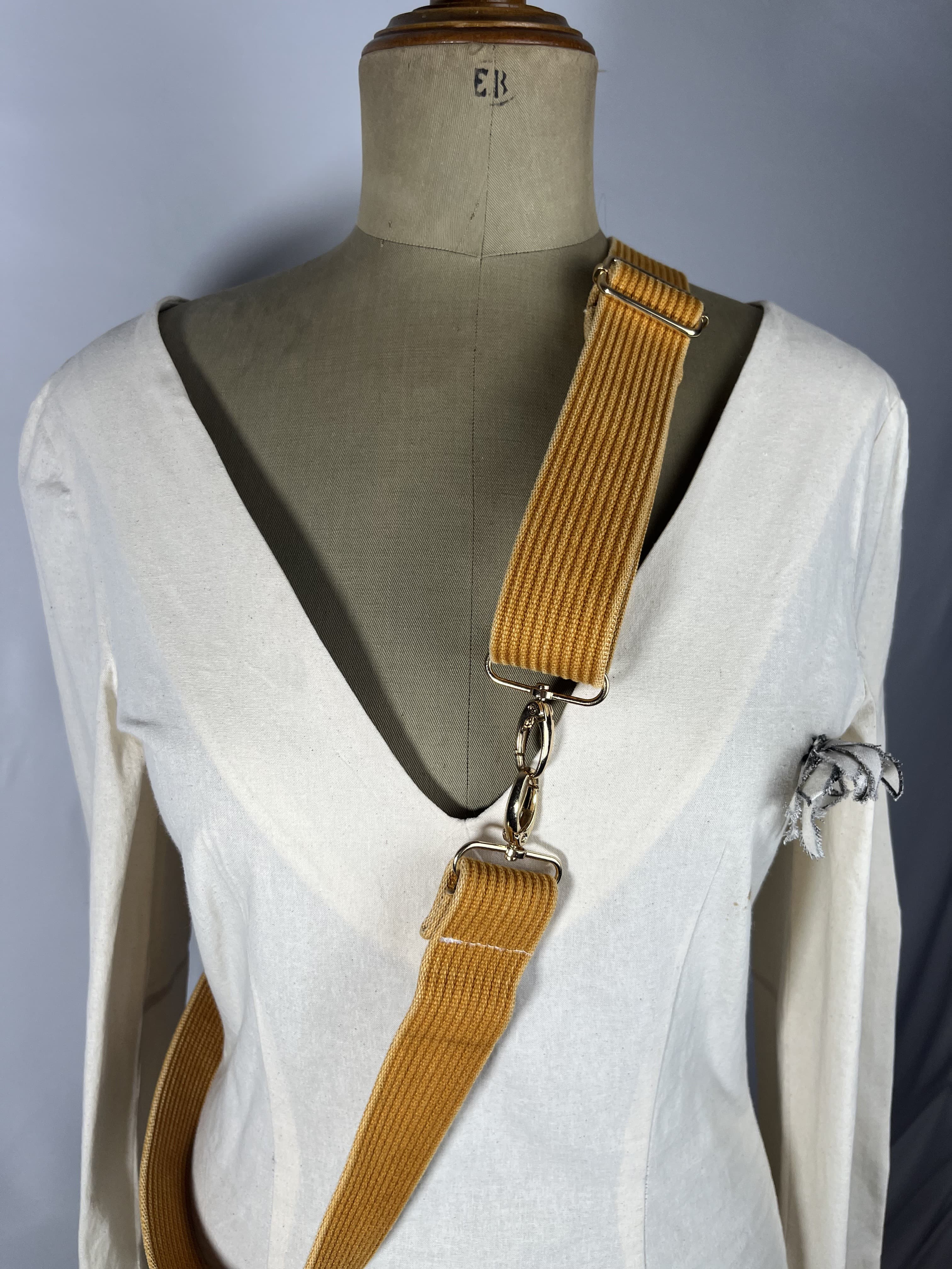 Caramelo — accesorio mostaza artesanal de Lucía Lacunza · vista 2
