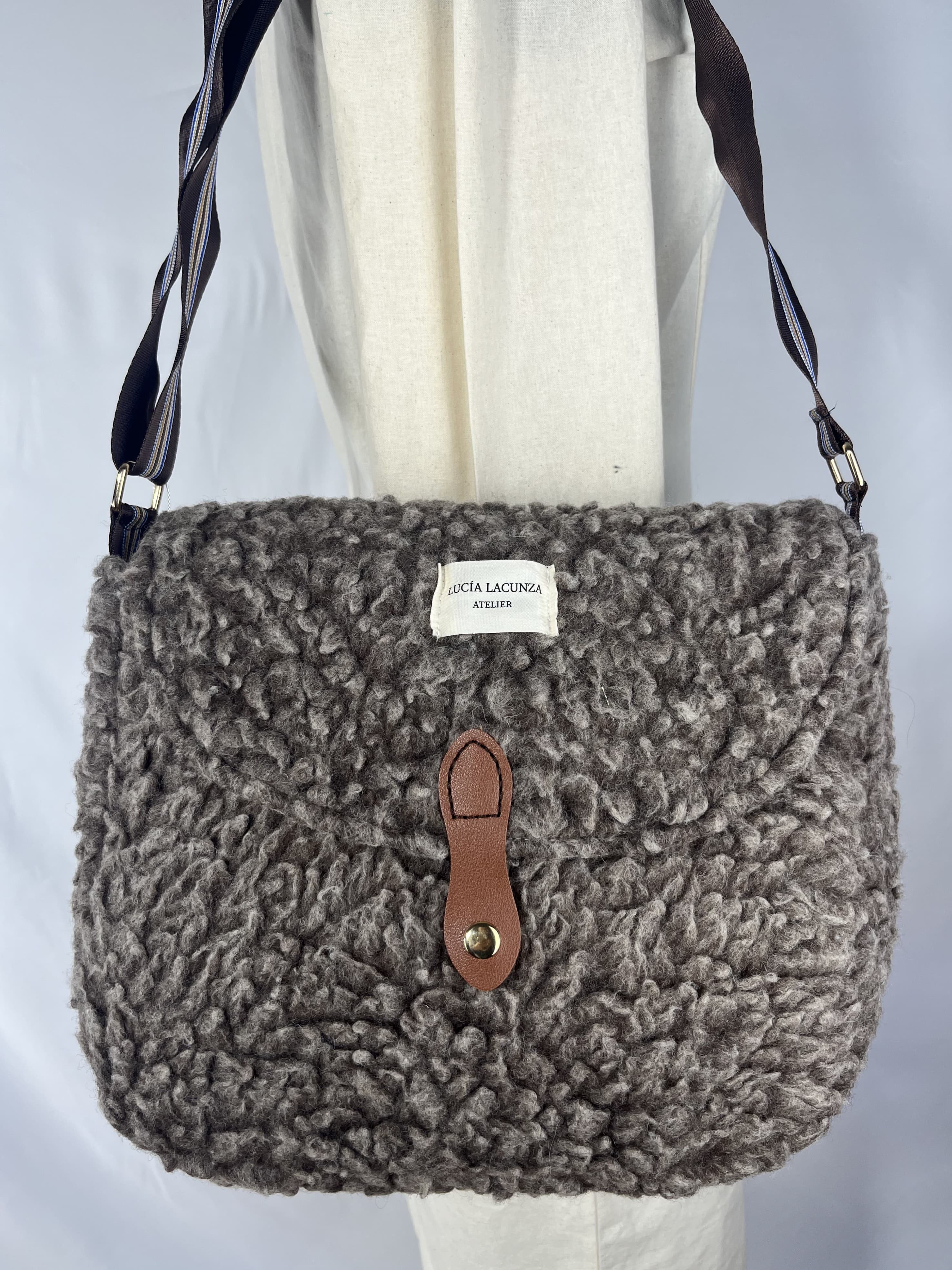 Luma — bolso marrón artesanal de Lucía Lacunza · vista 4