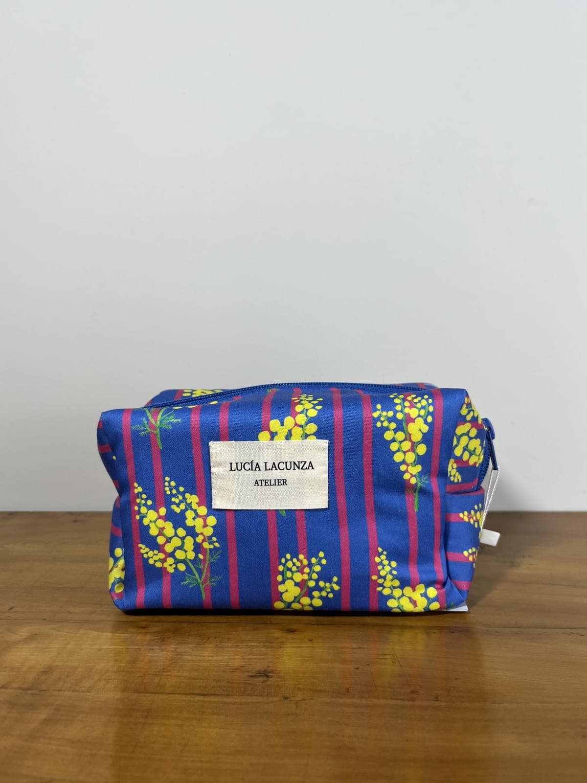 Mimosa — neceser azul y amarillo y rosa artesanal de Lucía Lacunza