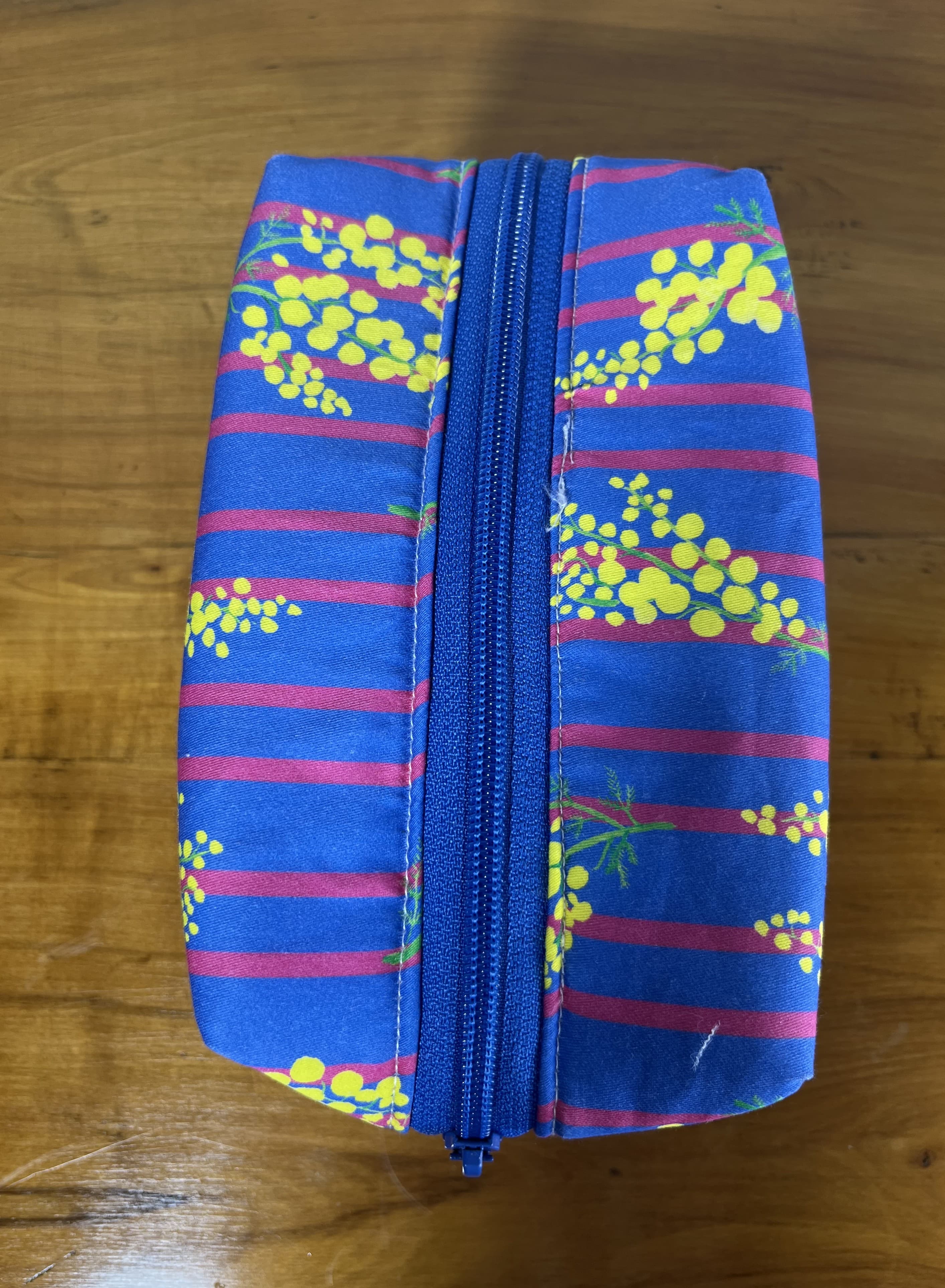 Mimosa — neceser azul y amarillo y rosa artesanal de Lucía Lacunza · vista 2
