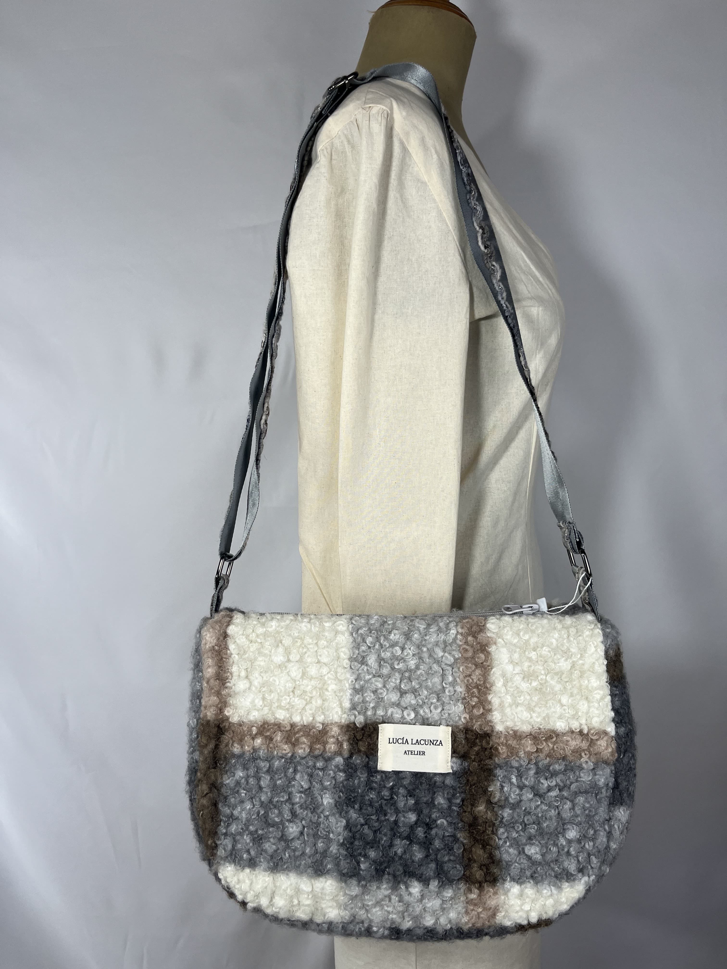 Norte — bolso gris y blanco y marrón artesanal de Lucía Lacunza