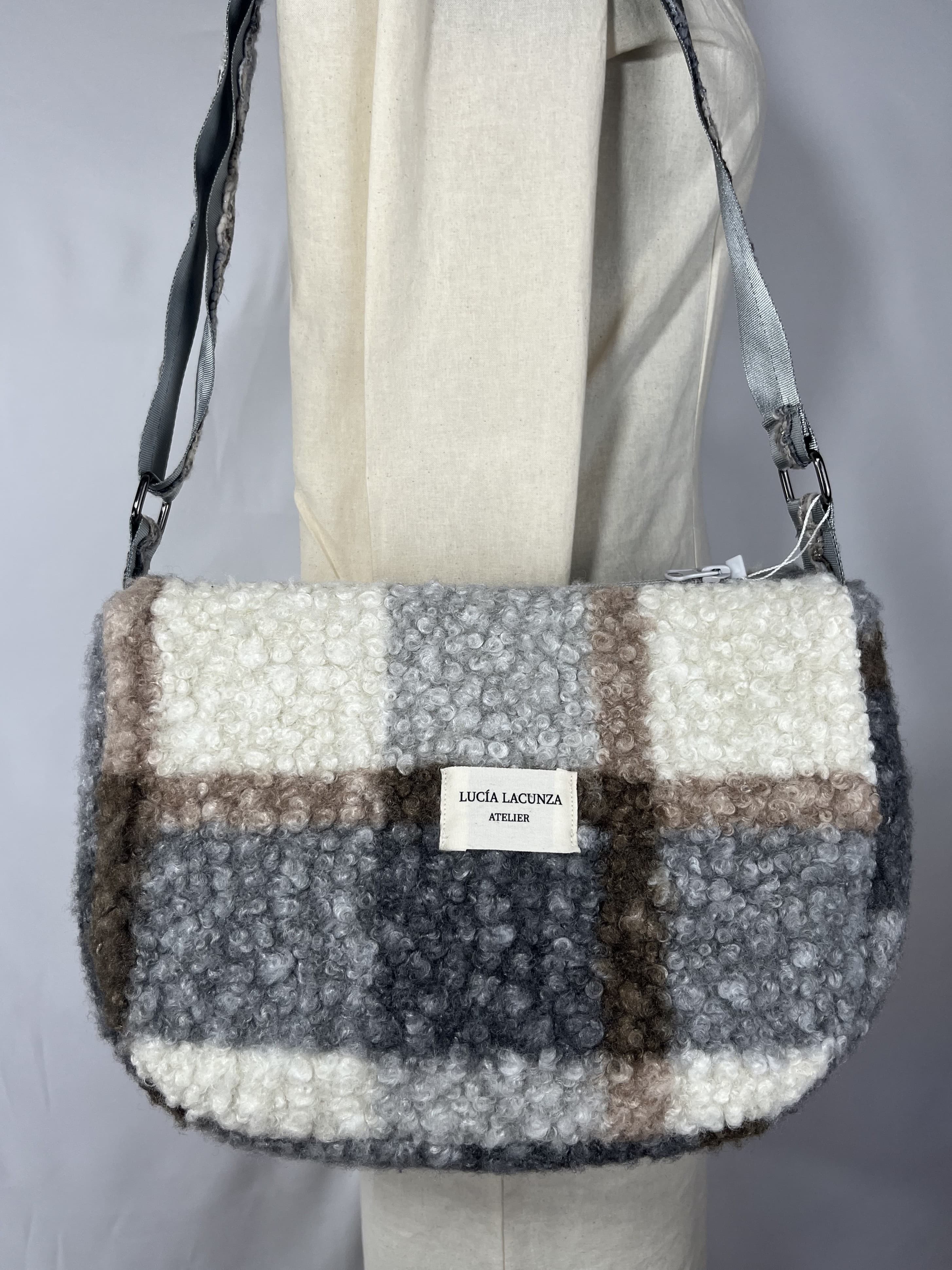Norte — bolso gris y blanco y marrón artesanal de Lucía Lacunza · vista 3