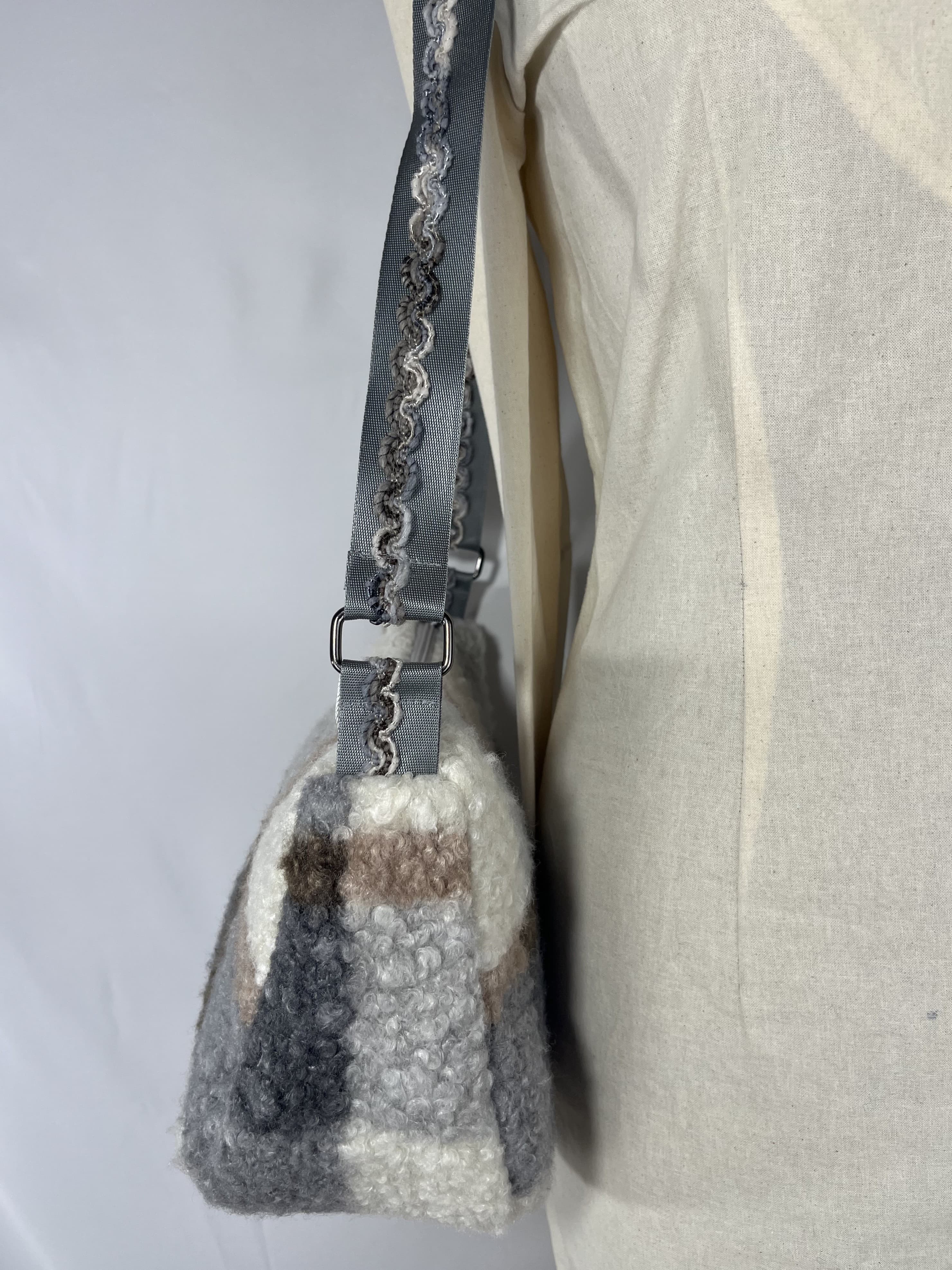 Norte — bolso gris y blanco y marrón artesanal de Lucía Lacunza · vista 5