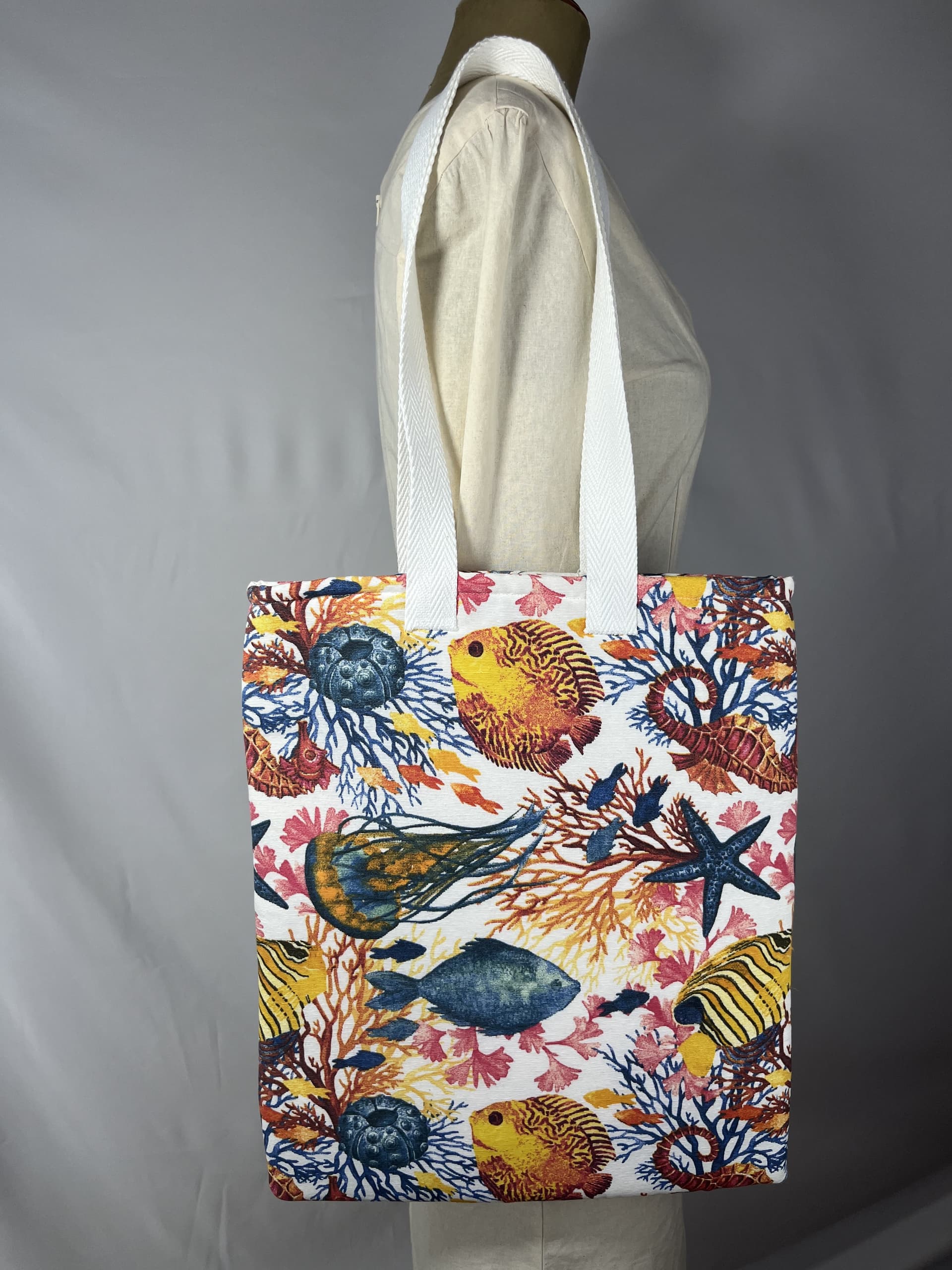 Arrecife — bolso naranja y amarillo y marrón y azul y rosa y coral artesanal de Lucía Lacunza