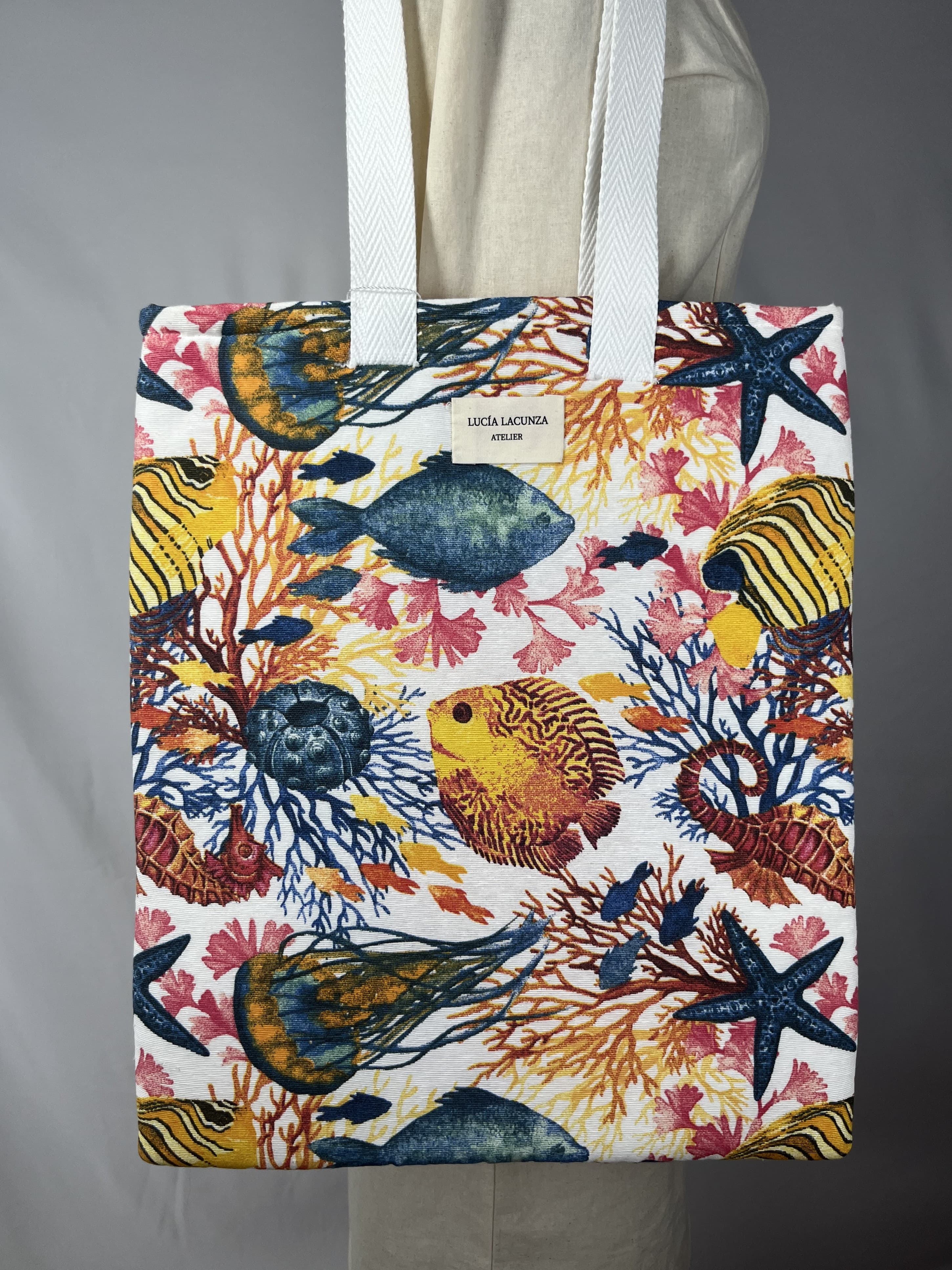 Arrecife — bolso naranja y amarillo y marrón y azul y rosa y coral artesanal de Lucía Lacunza · vista 2