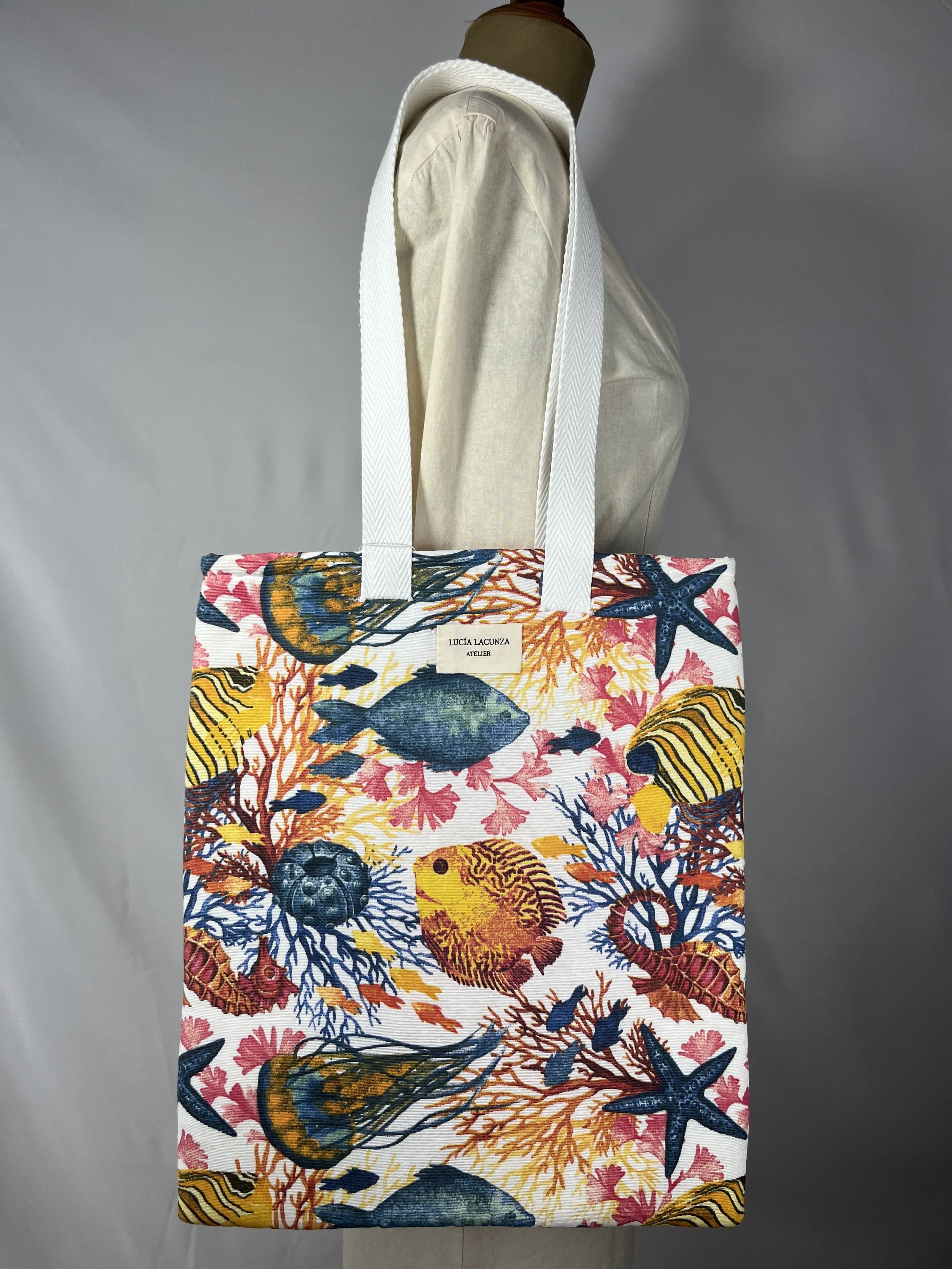 Arrecife — bolso naranja y amarillo y marrón y azul y rosa y coral artesanal de Lucía Lacunza · vista 4