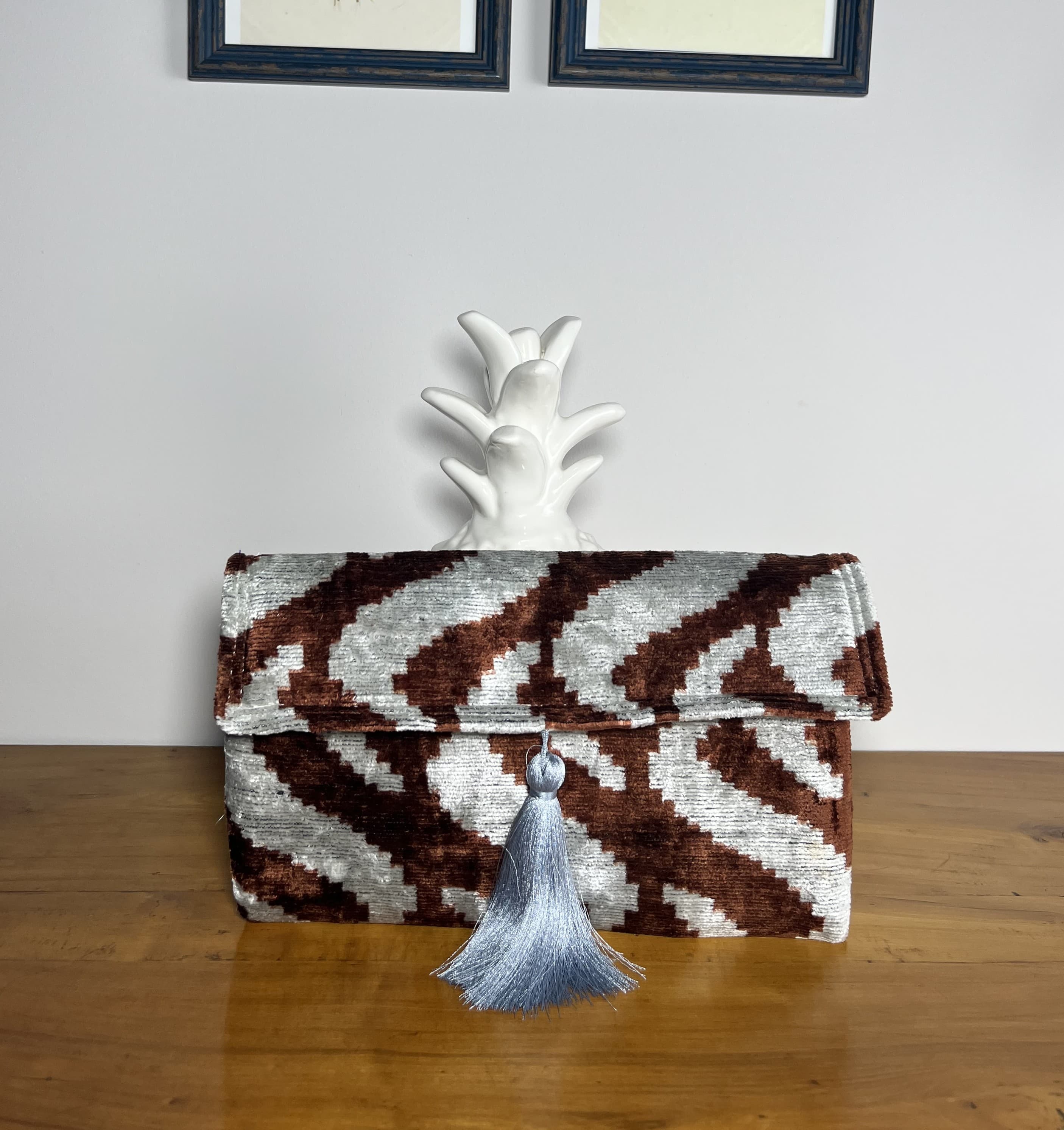 Moka — cartera marron y gris claro artesanal de Lucía Lacunza