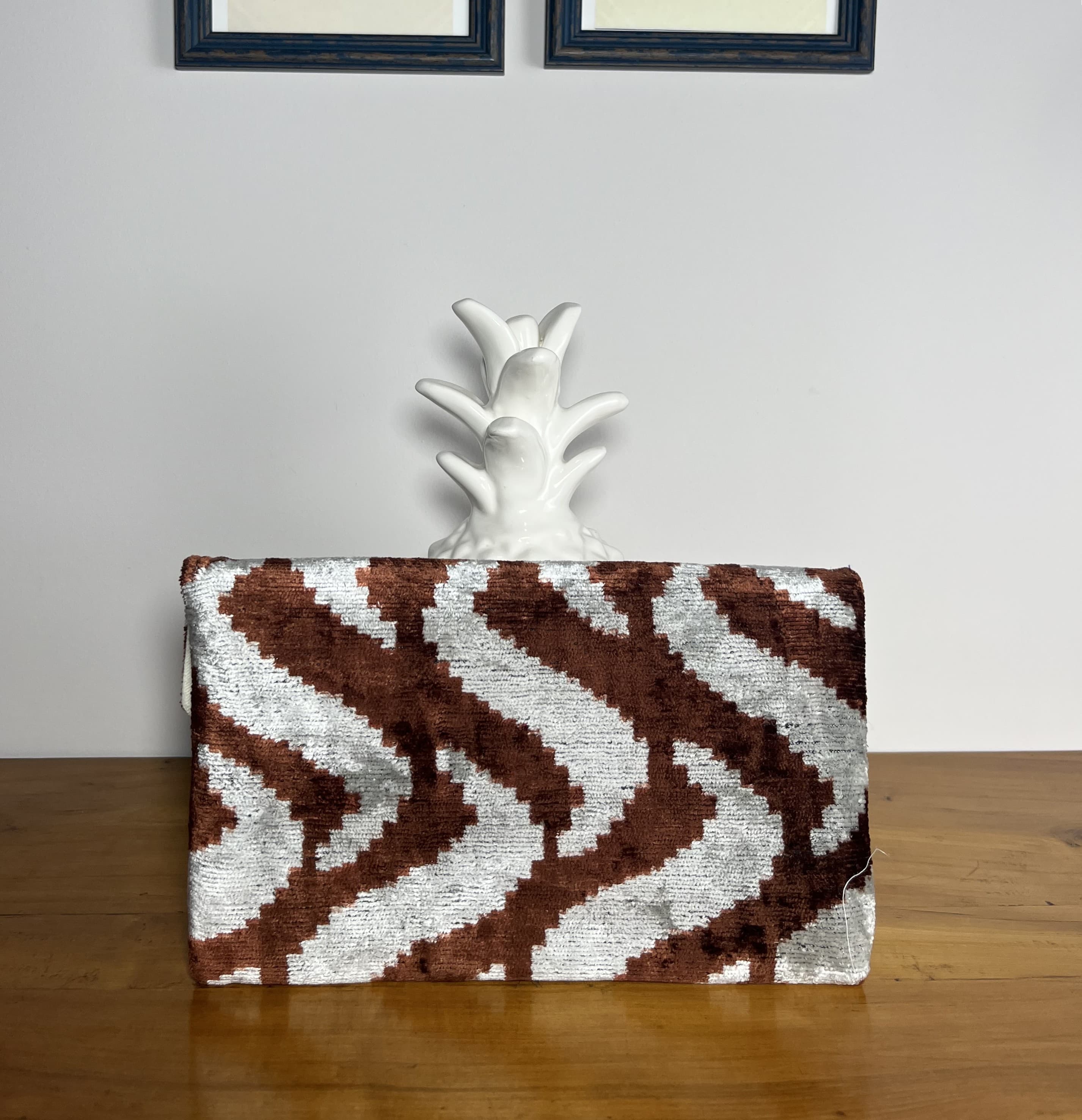 Moka — cartera marron y gris claro artesanal de Lucía Lacunza · vista 3