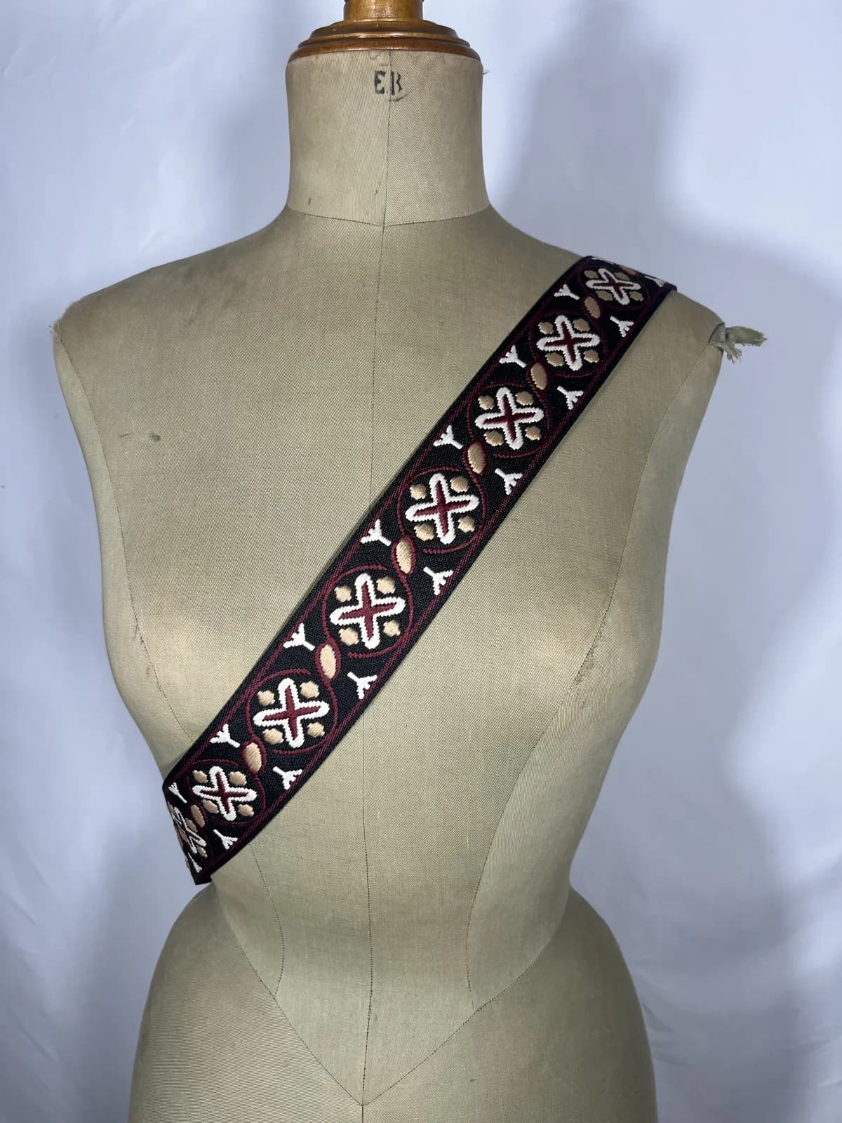 Tesela — accesorio granate y blanco y negro artesanal de Lucía Lacunza