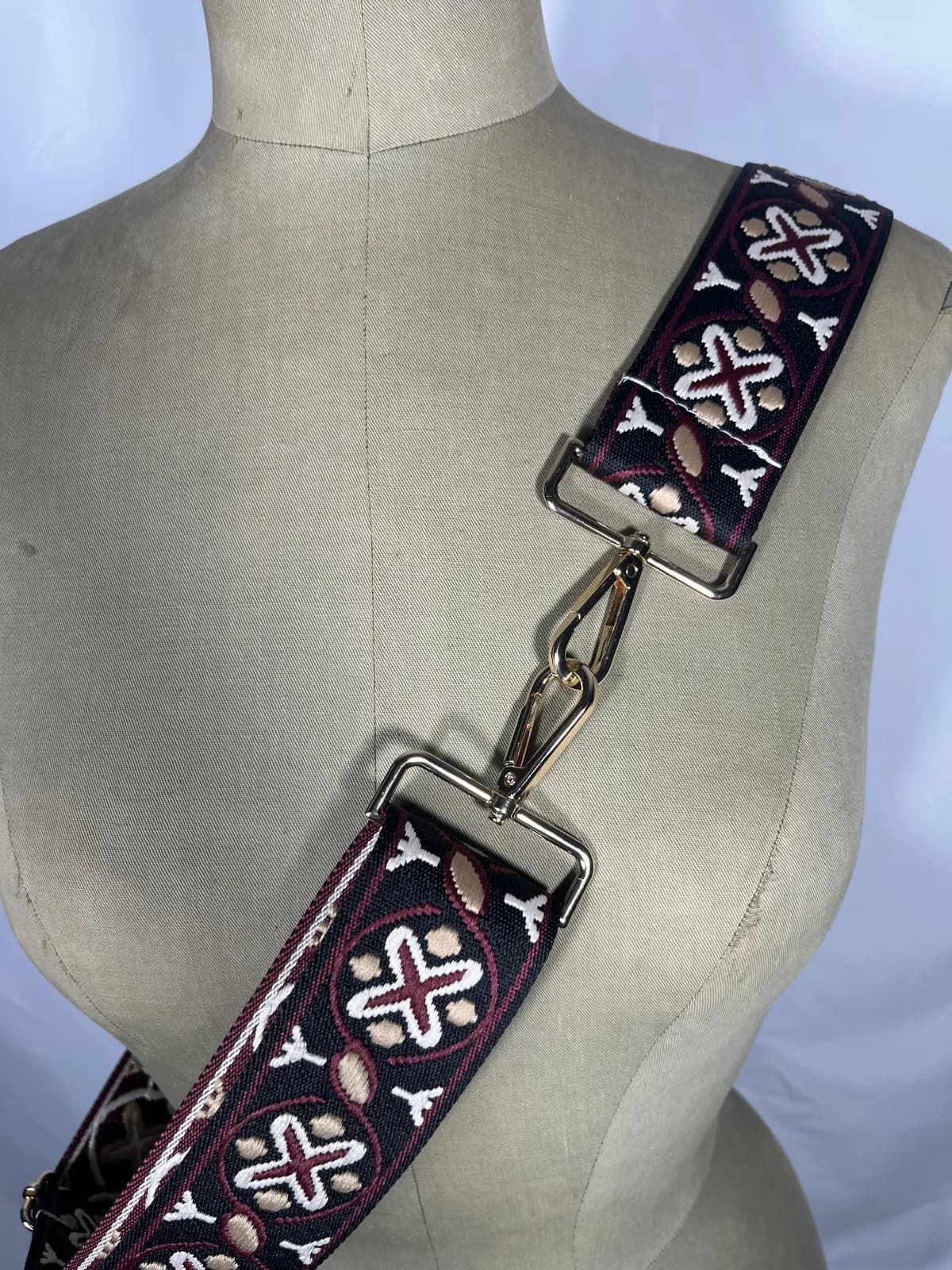 Tesela — accesorio granate y blanco y negro artesanal de Lucía Lacunza
