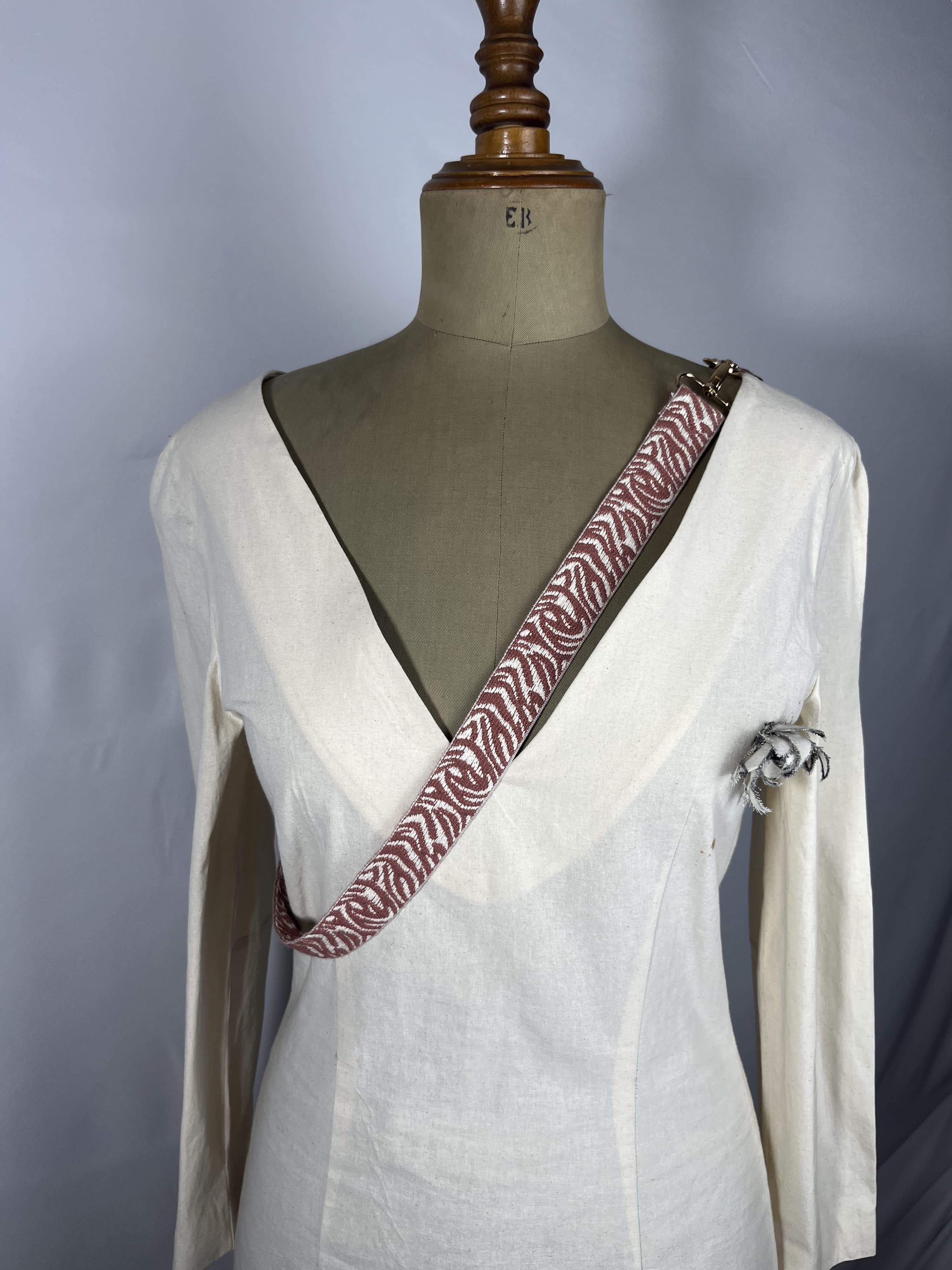 Atardecer — accesorio rosa empolvado y beige artesanal de Lucía Lacunza