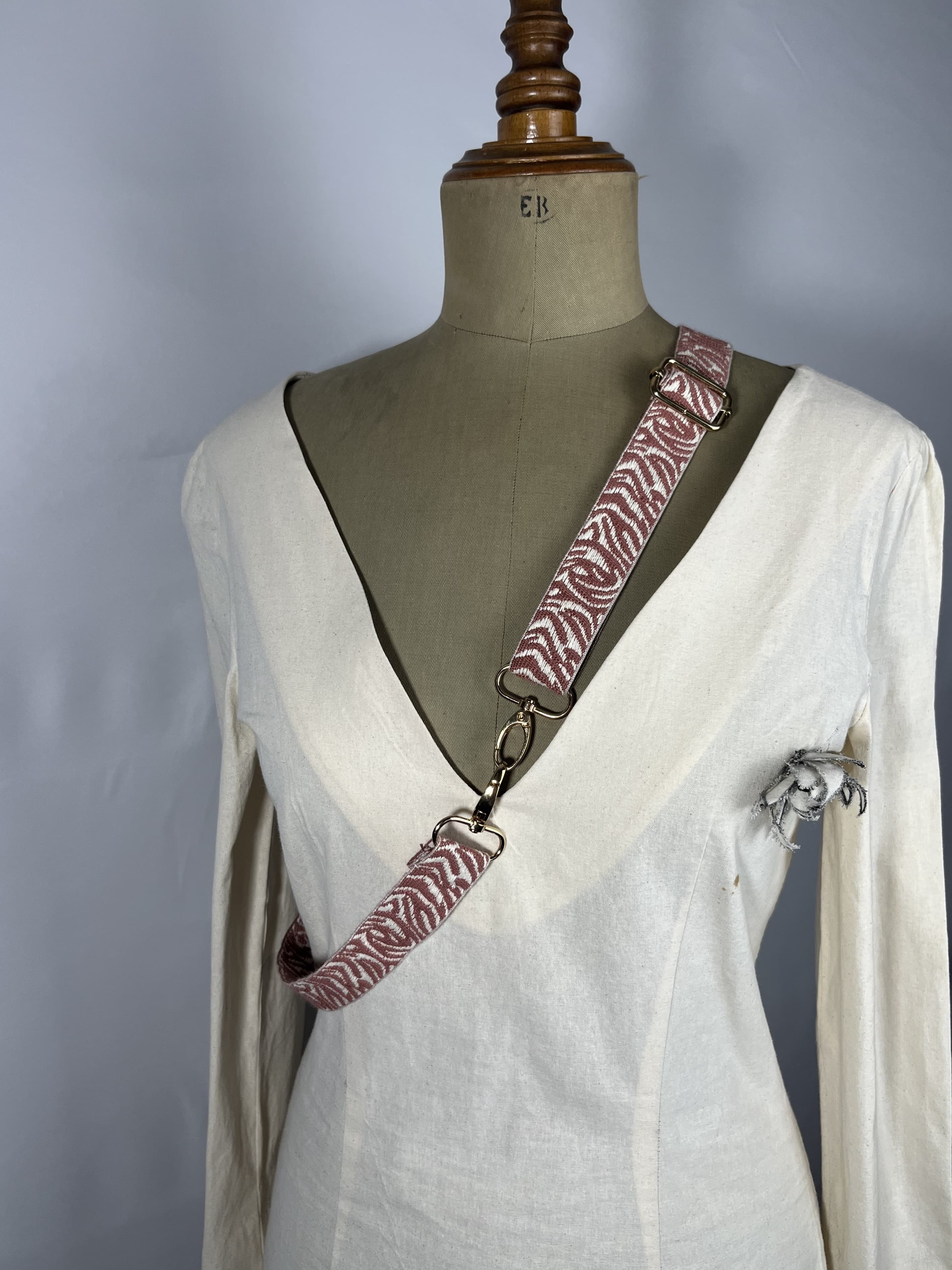 Atardecer — accesorio rosa empolvado y beige artesanal de Lucía Lacunza · vista 2