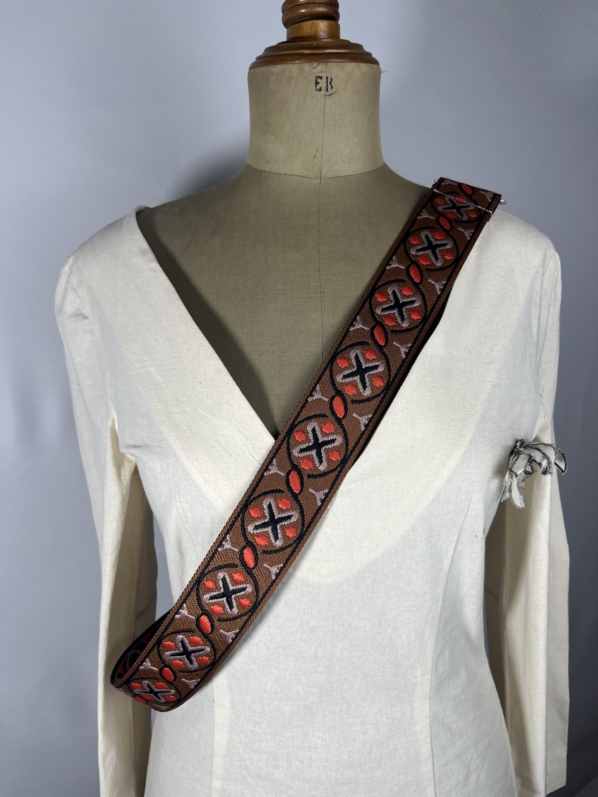 Roble — accesorio naranja y negro y marrón y blanco artesanal de Lucía Lacunza