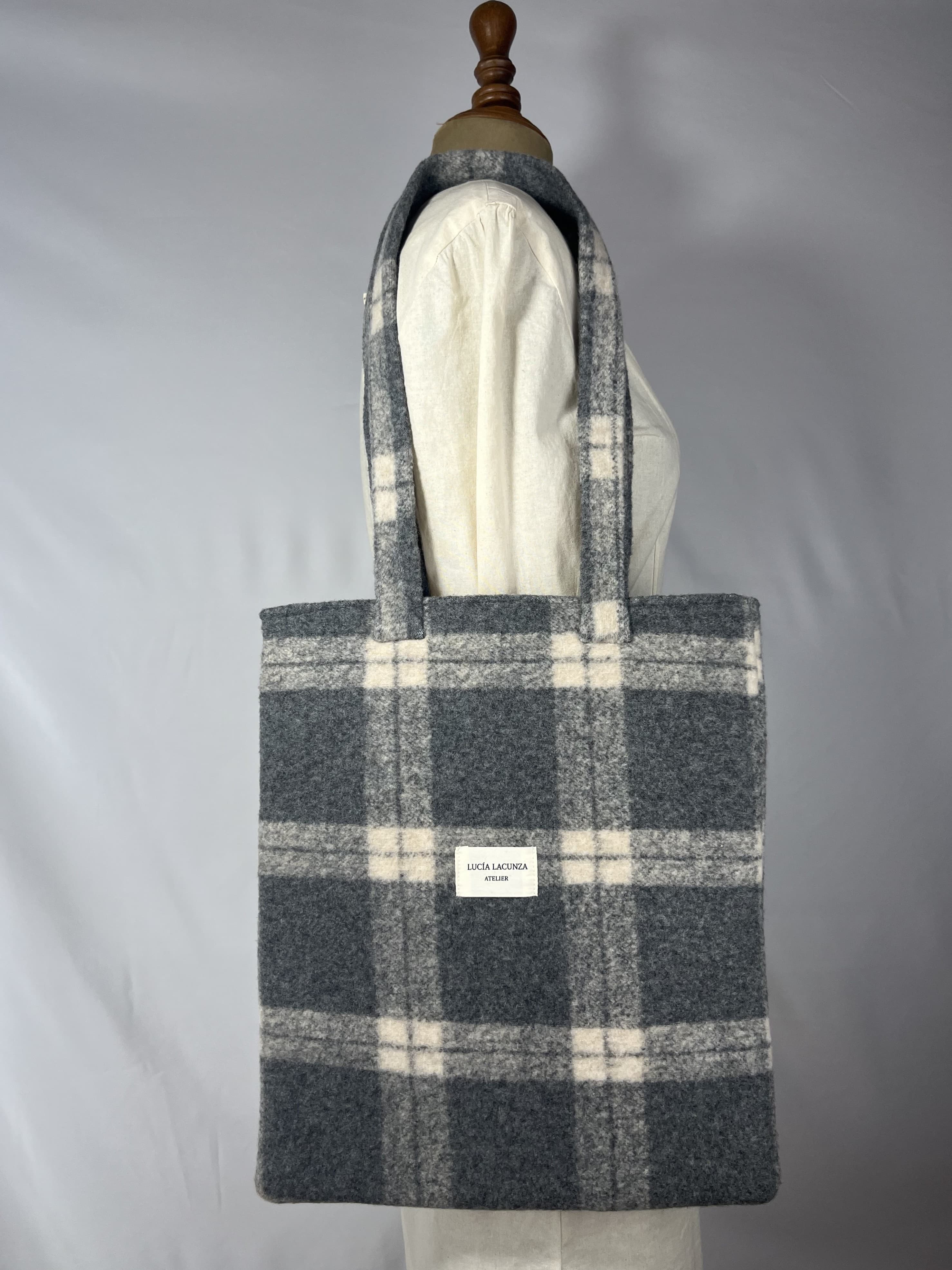 Bruma — bolso gris y beige artesanal de Lucía Lacunza