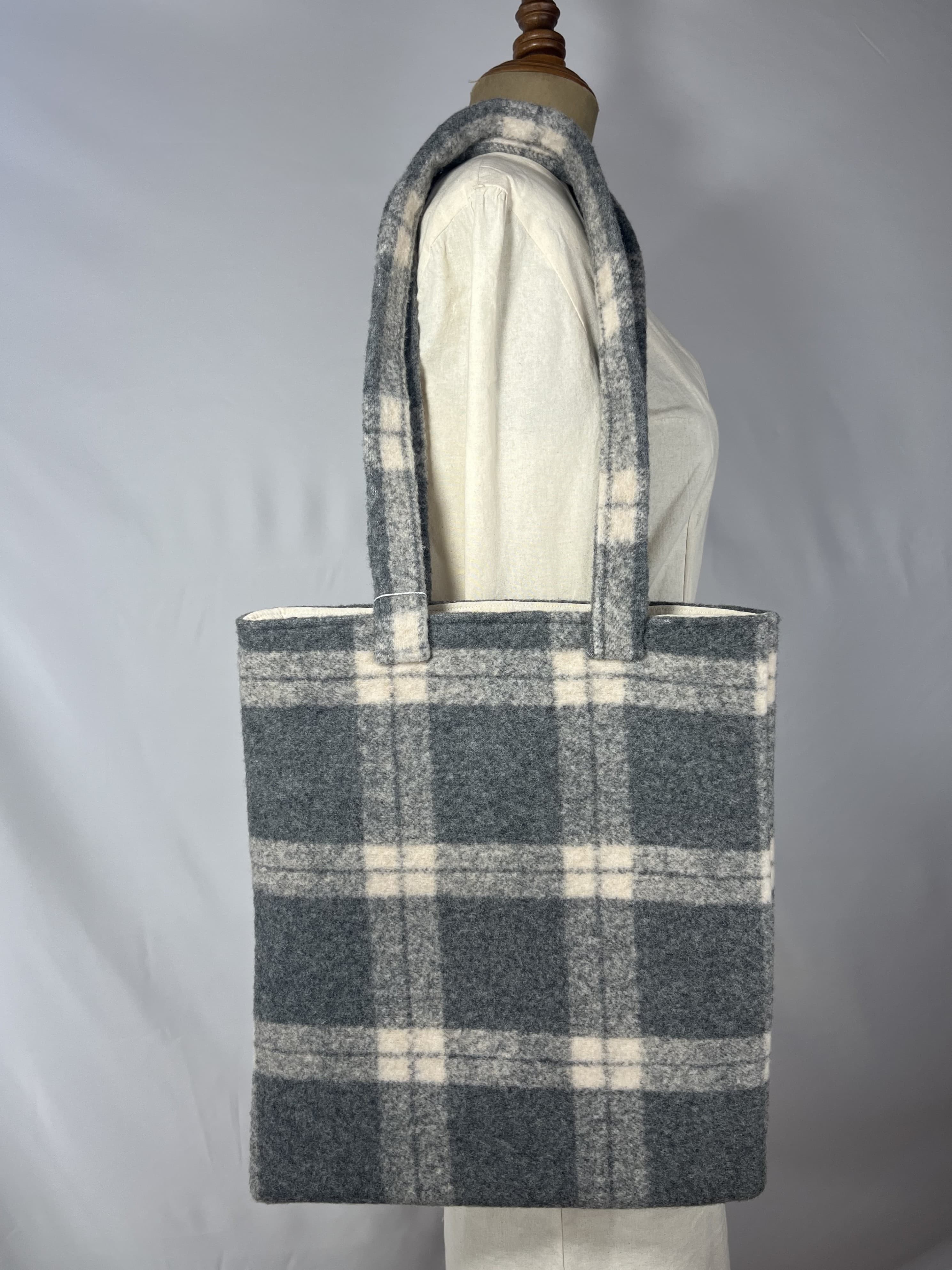 Bruma — bolso gris y beige artesanal de Lucía Lacunza · vista 2