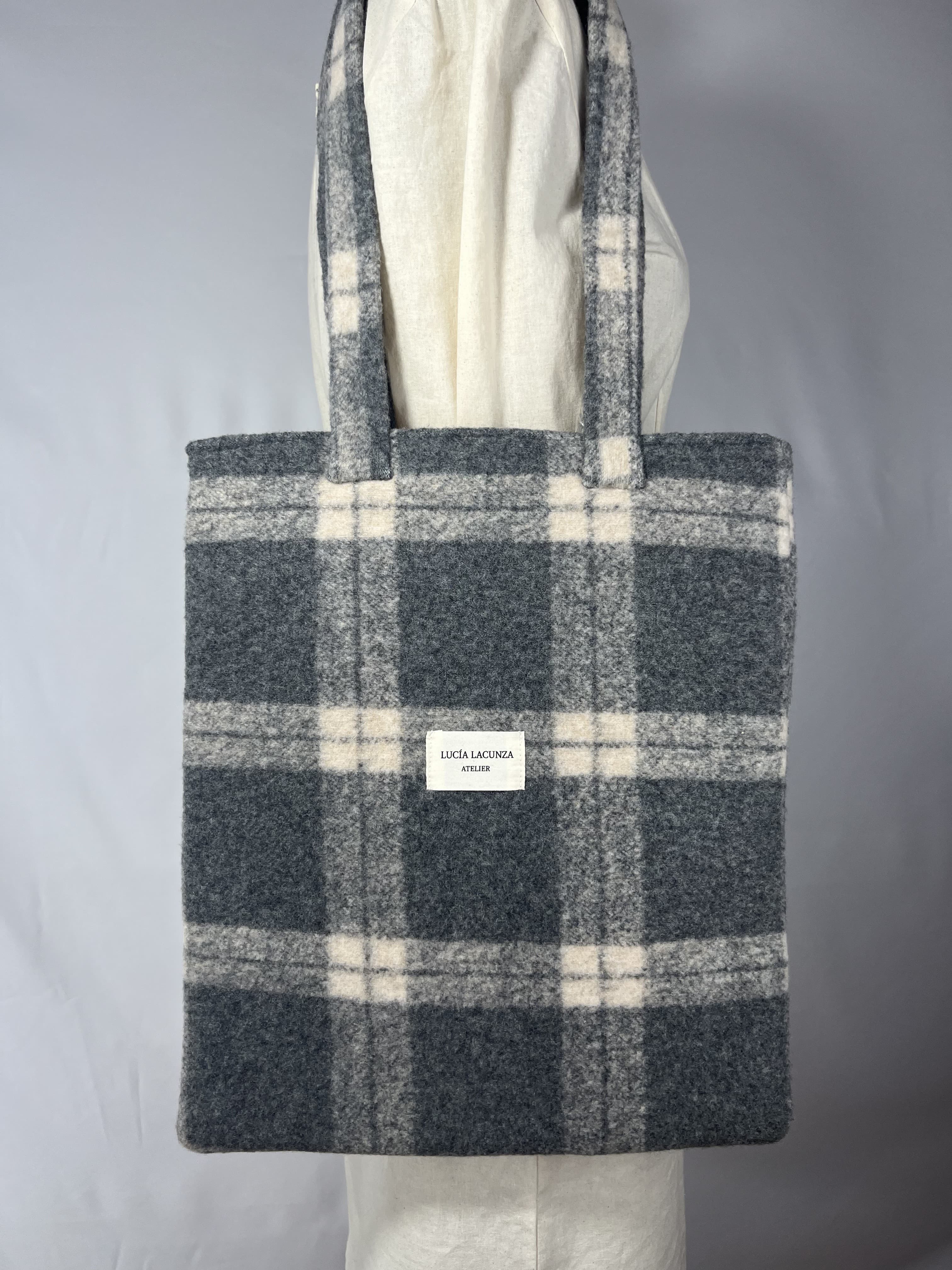Bruma — bolso gris y beige artesanal de Lucía Lacunza · vista 3