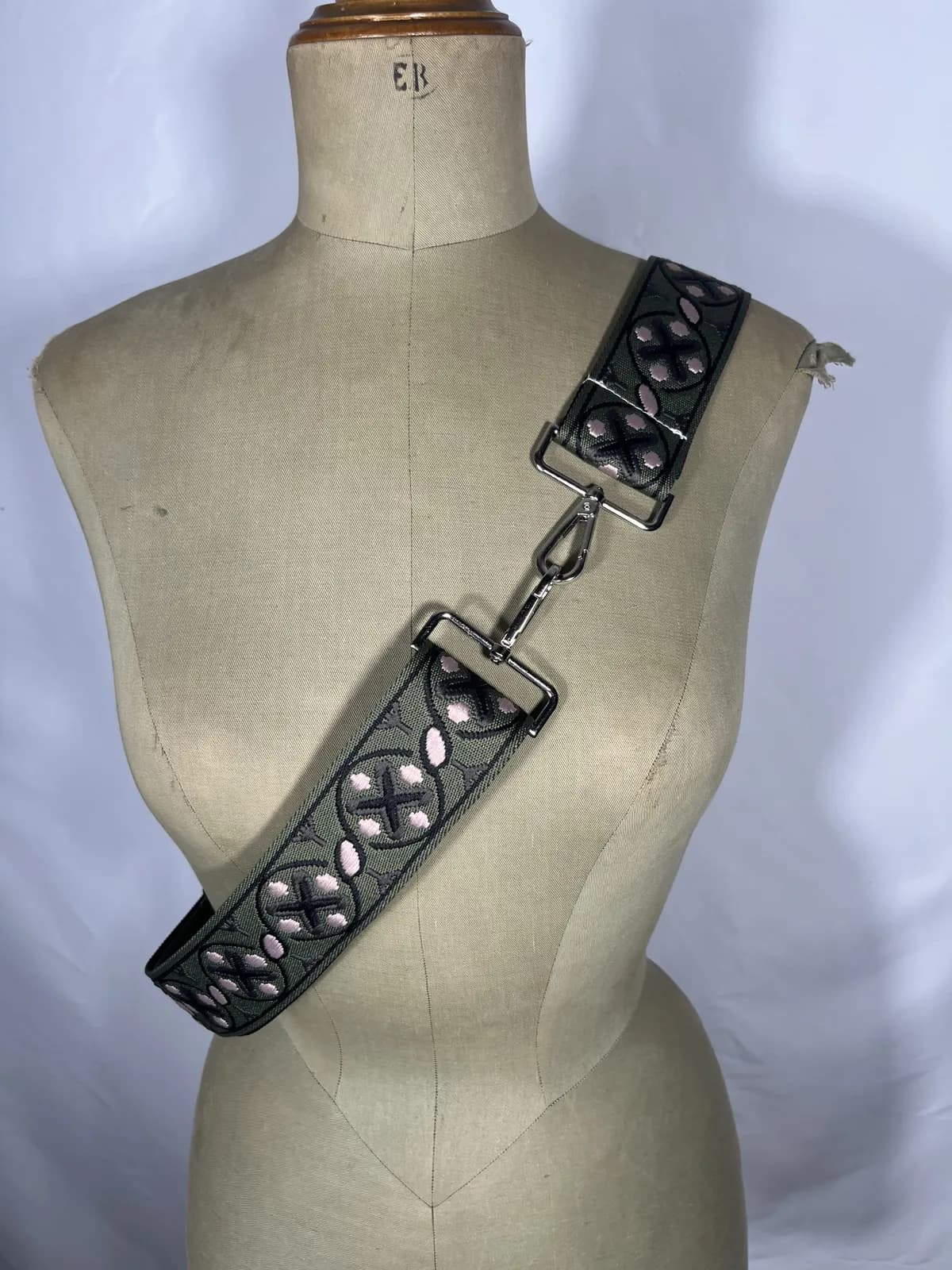 Musgo — accesorio verde y rosa y negro artesanal de Lucía Lacunza