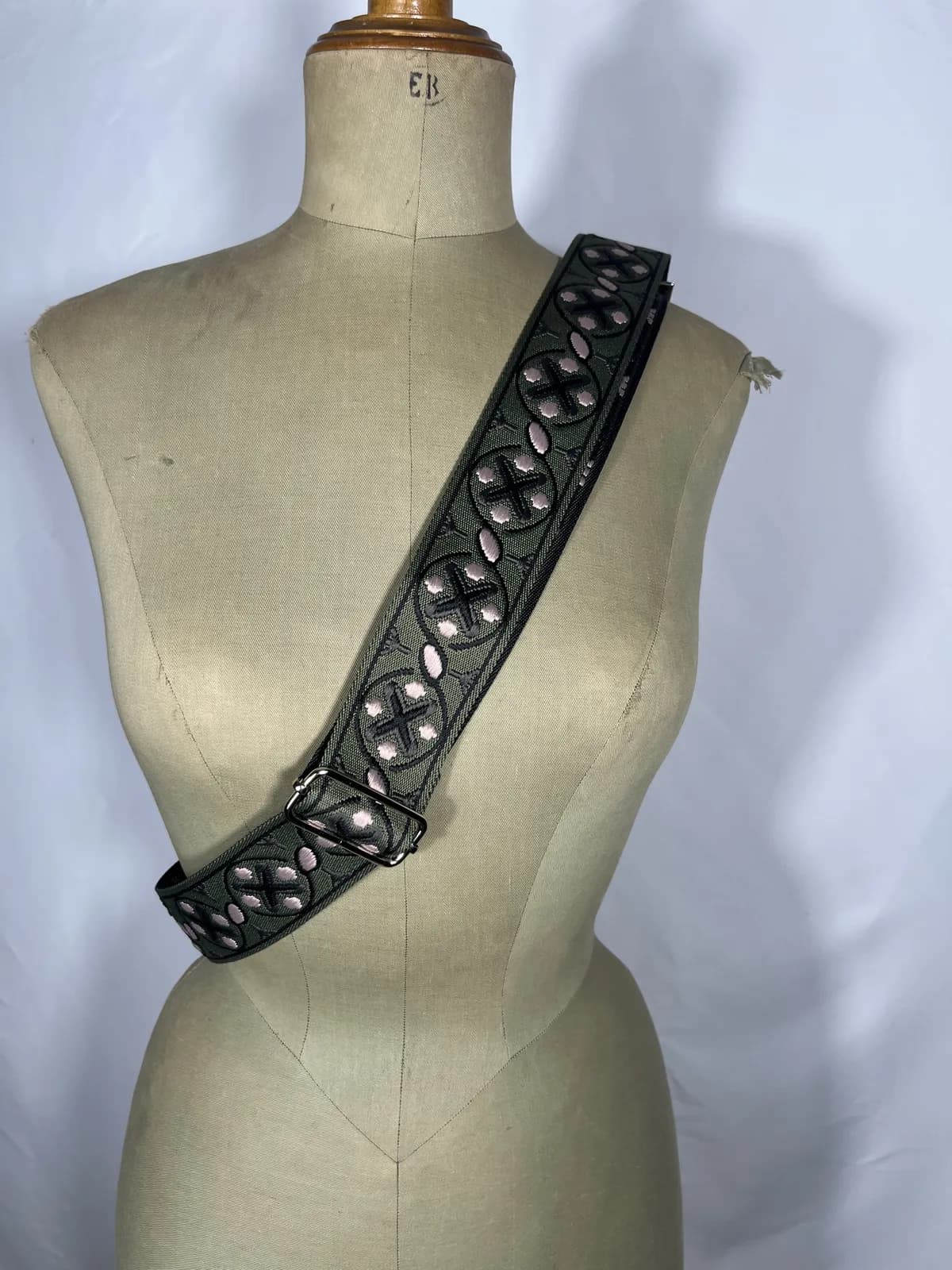 Musgo — accesorio verde y rosa y negro artesanal de Lucía Lacunza · vista 2
