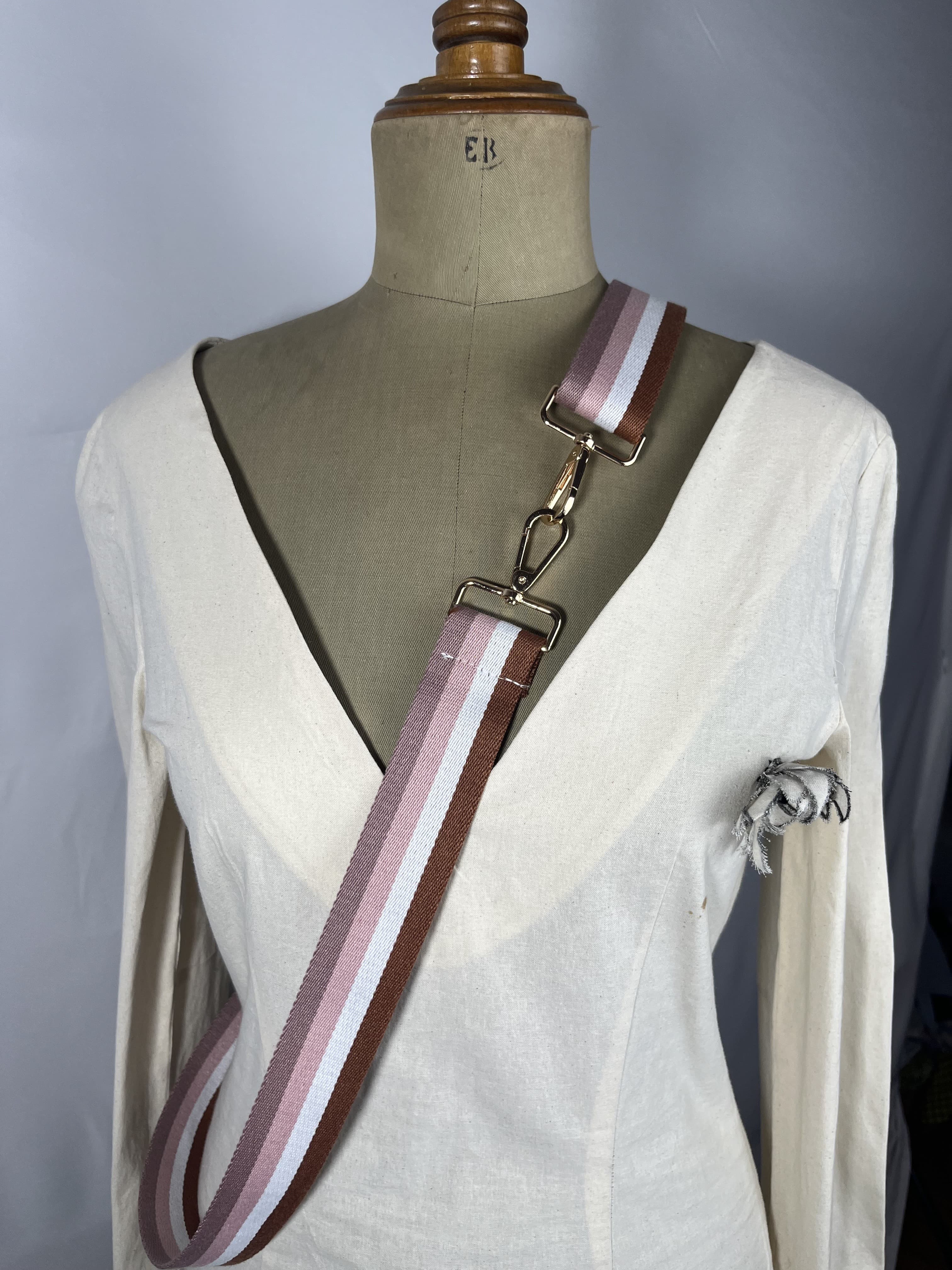 Latte — accesorio rosa y blanco y marron artesanal de Lucía Lacunza