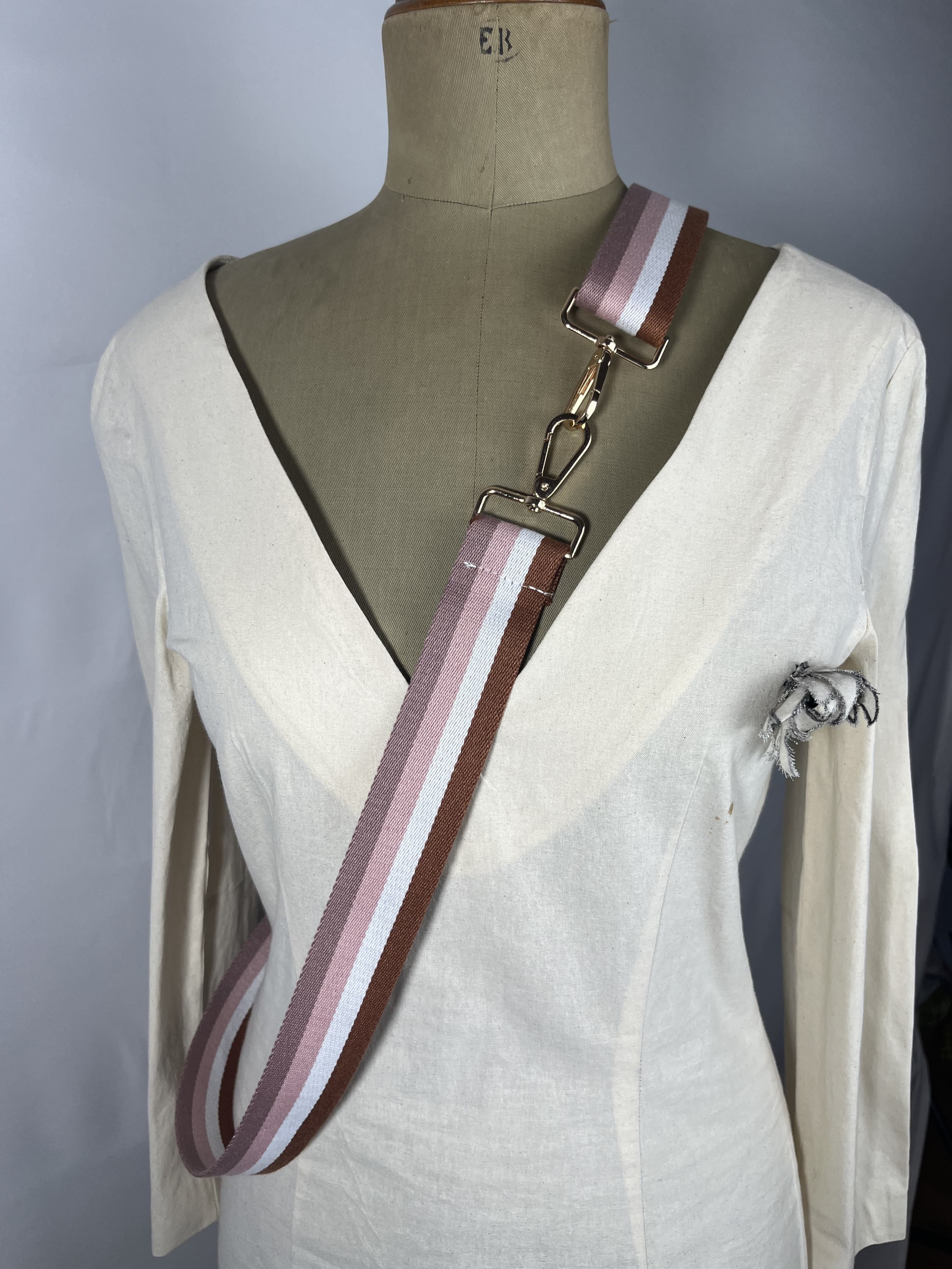 Latte — accesorio rosa y blanco y marron artesanal de Lucía Lacunza · vista 2