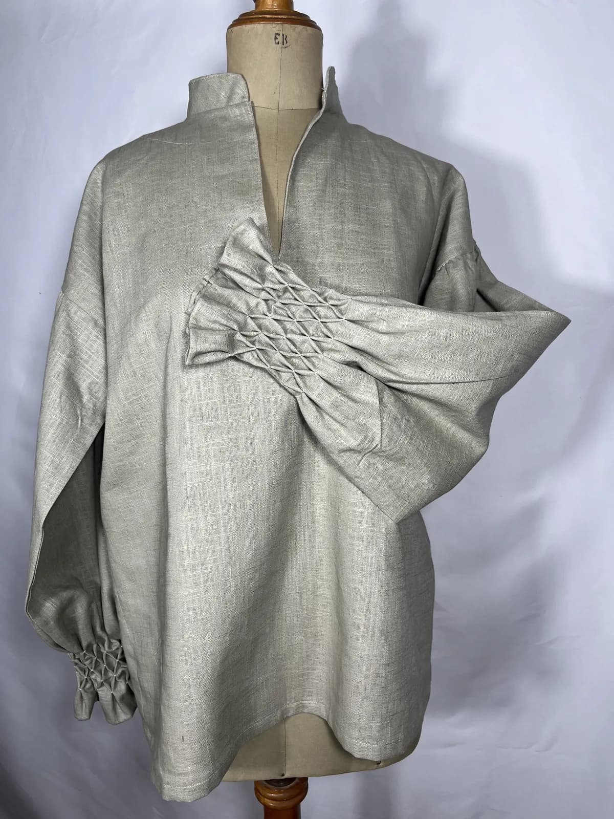 Piedra — blusa gris verdoso artesanal de Lucía Lacunza