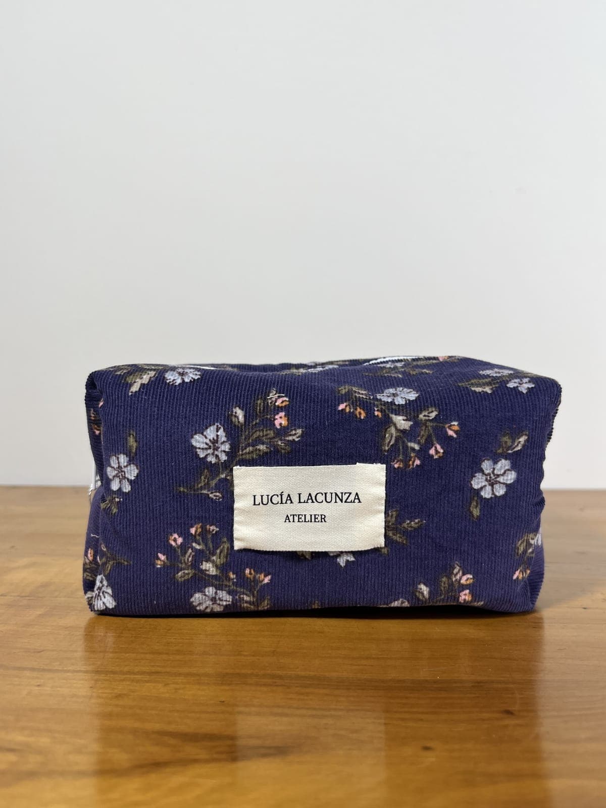 Nocturna — neceser morado y blanco artesanal de Lucía Lacunza