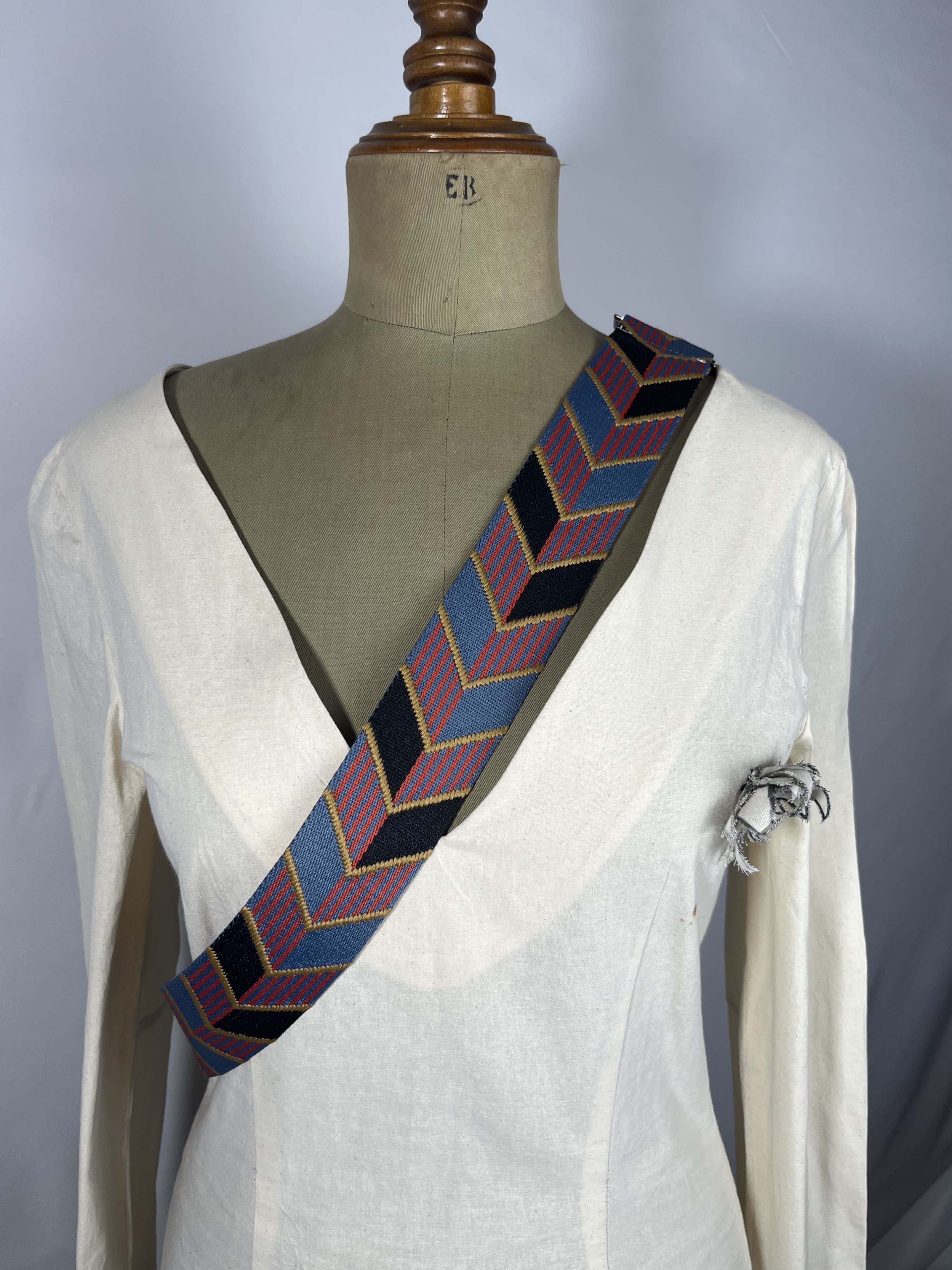 Onix — accesorio negro y amarillo y rosa y azul artesanal de Lucía Lacunza