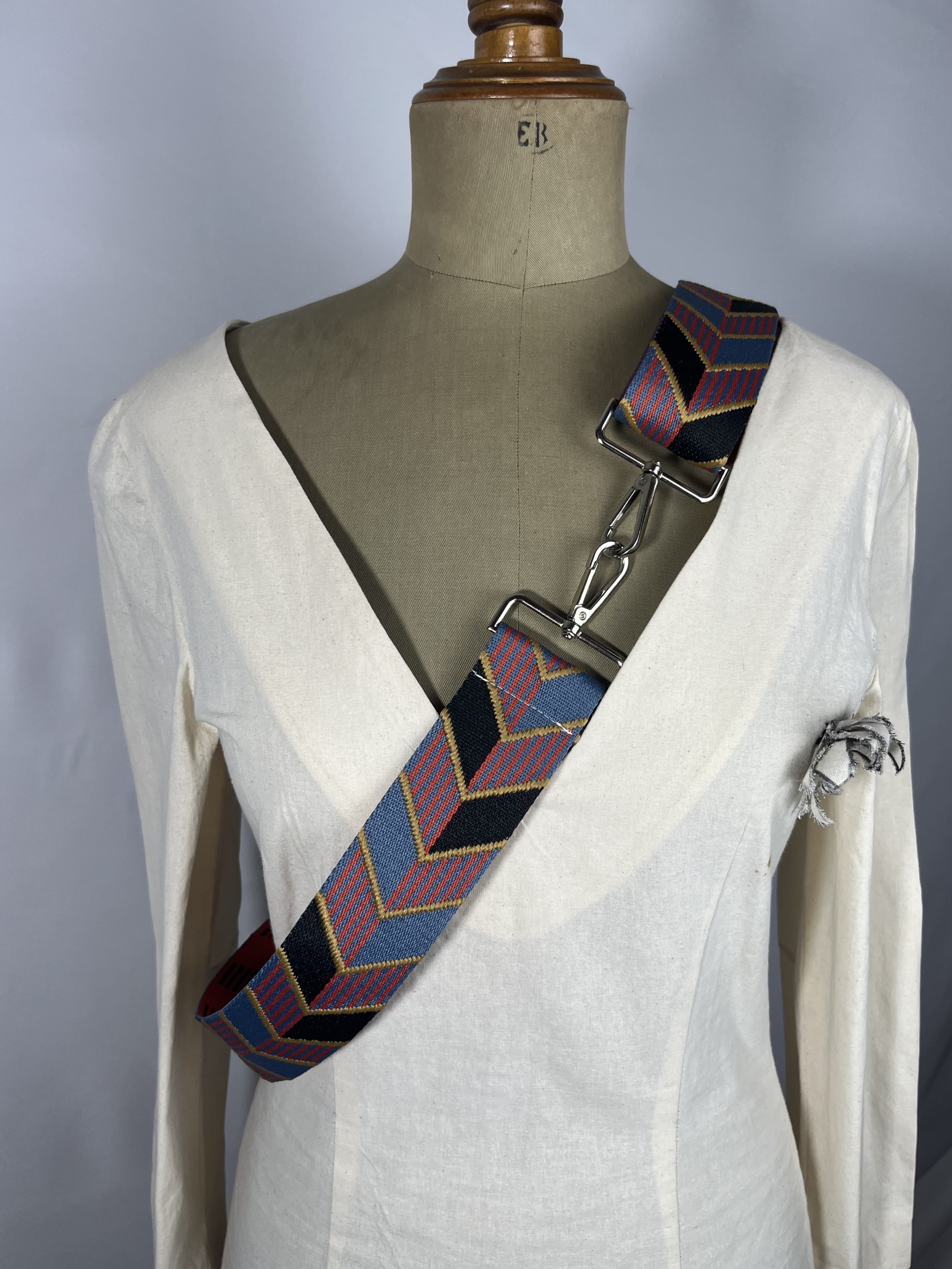 Onix — accesorio negro y amarillo y rosa y azul artesanal de Lucía Lacunza · vista 2