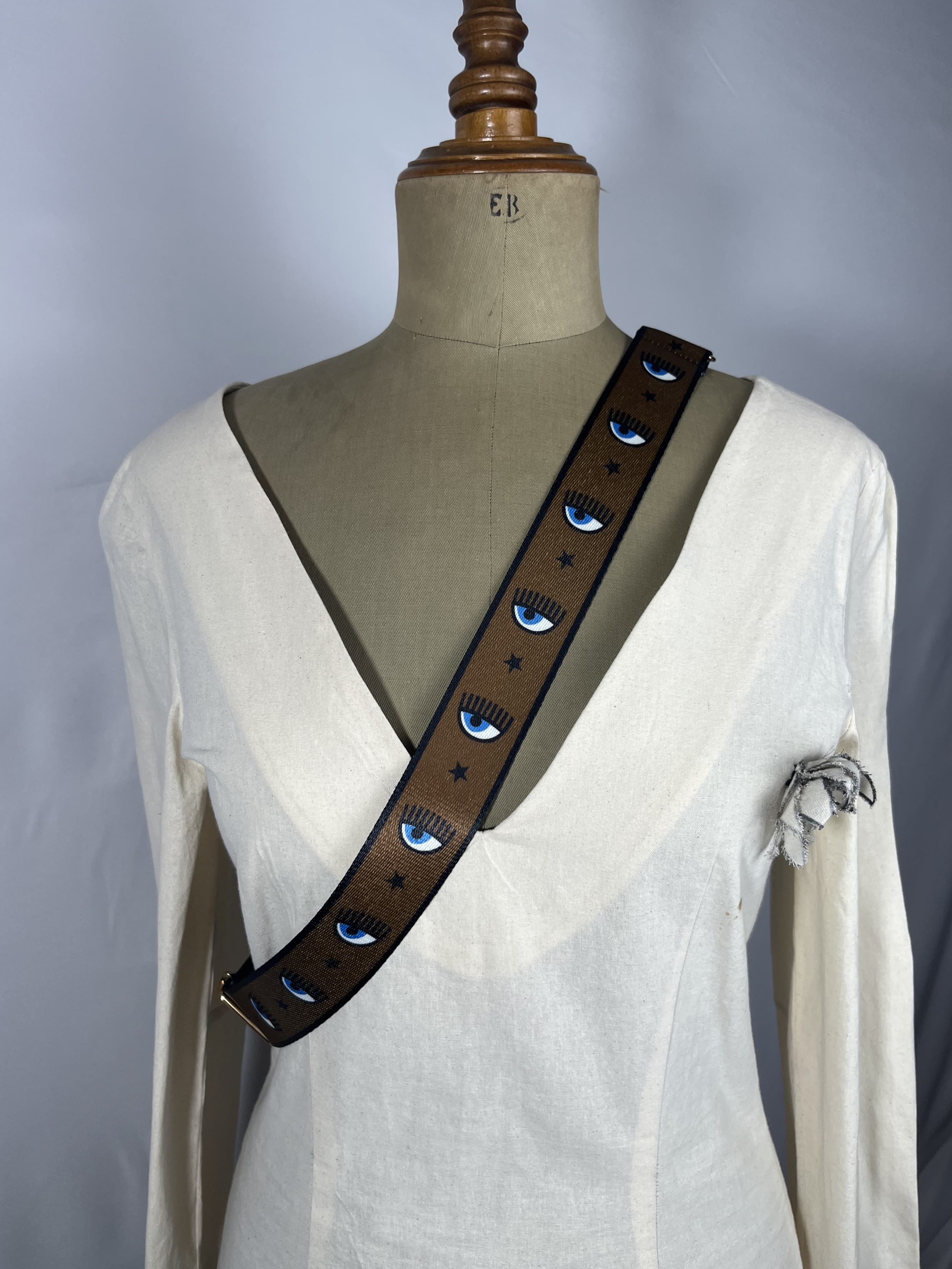 Oasis — accesorio marron y negro y blanco y azul artesanal de Lucía Lacunza